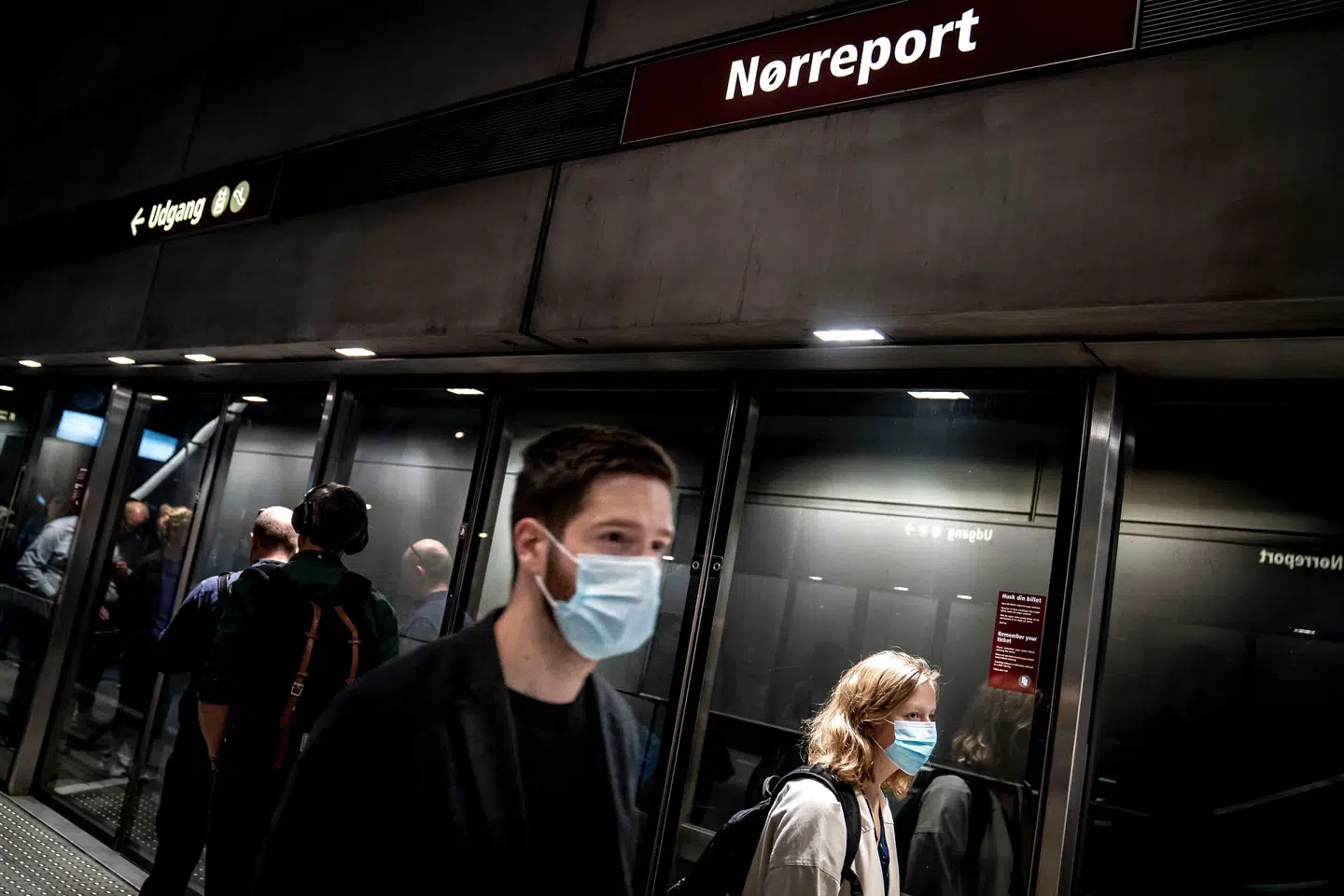 Det kan lade sig gøre at genbruge mundbind eller lave sine egne, skriver professor og overlæge Niels Høiby. Foto: Mads Claus Rasmussen / Ritzau Scanpix