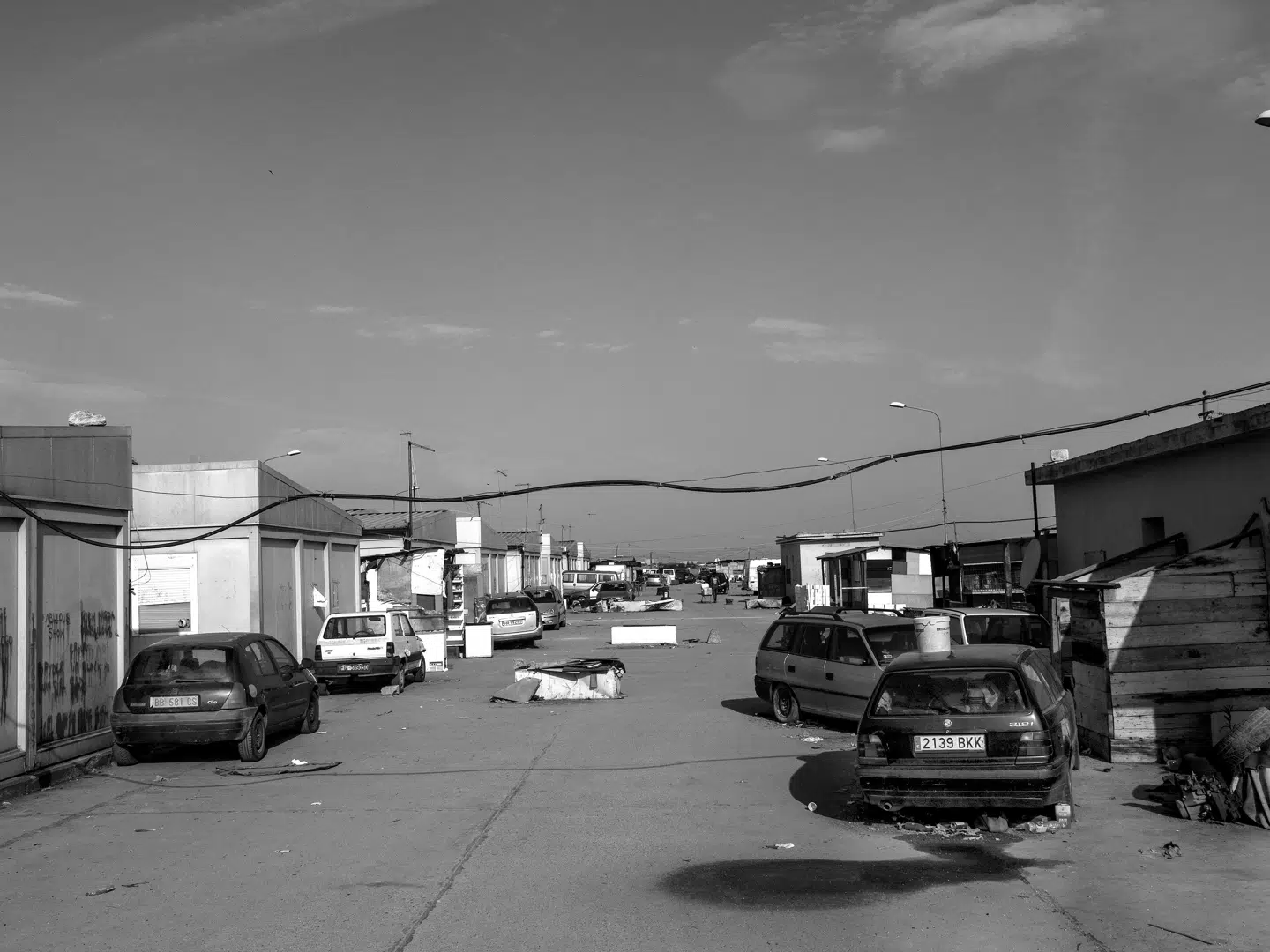 På en tidligere luftbase ved Borgo Mezzanone har udviklet sig et hastigt voksende samfund med nu cirka 5.000 afrikanske migranter – komplet med bordeller, diskoteker, moskeer og kirker. FOTO: ENRI CANAJ, MAGNUM