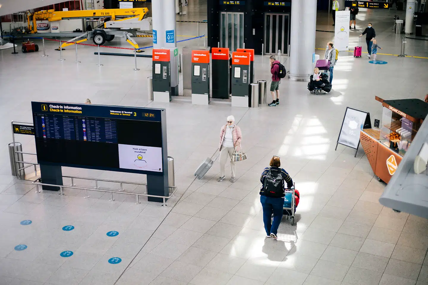 Den næsten tomme Københavns Lufthavn er et af de bedste eksempler på, at økonomi kører i meget lavt gear. Men aktiemarkederne stiger ufortrødent. Foto: Daniel Hjorth