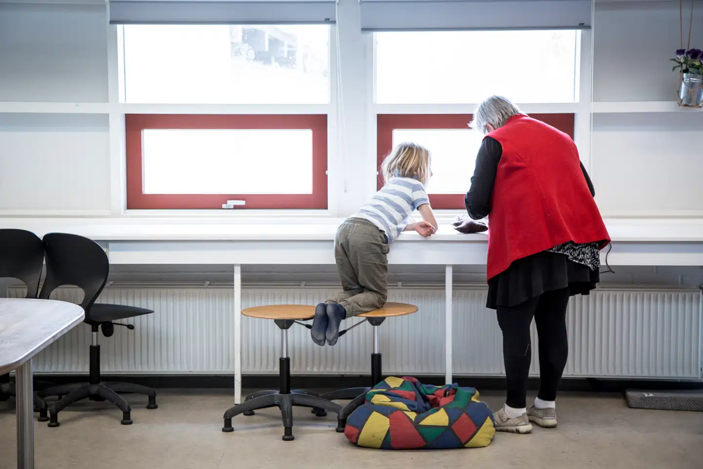 Ifølge pædagoguddannede Ida Thyregod kan man sjældent bruge det, man har lært, når man står i en travl vuggestue med flere børn i favnen.
Foto: Mads Claus Rasmussen, Scanpix.
