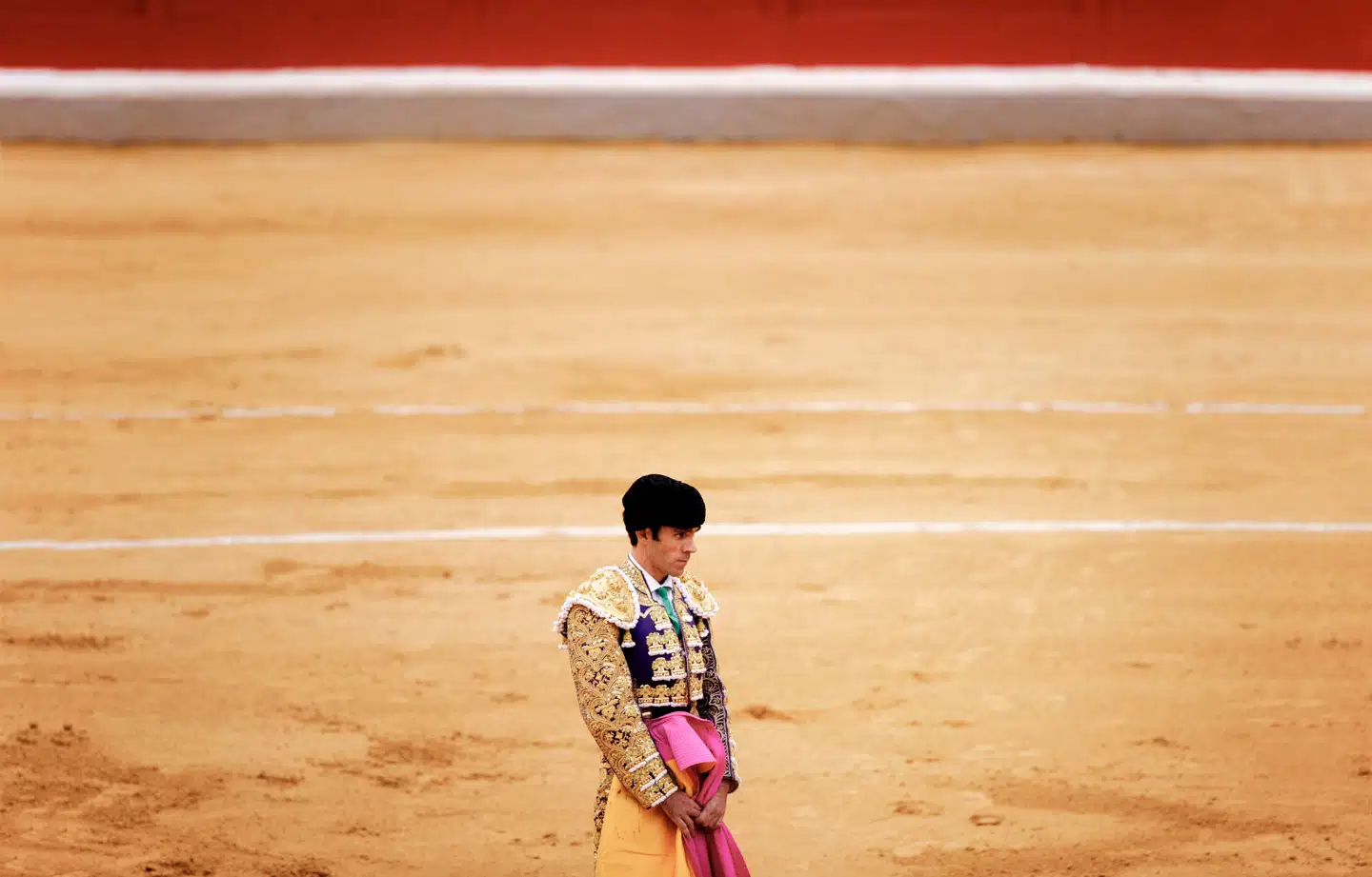 Matador José Tomas venter på tyren i arenaen i Granada. Arkivfoto: José Luis Roca/AFP