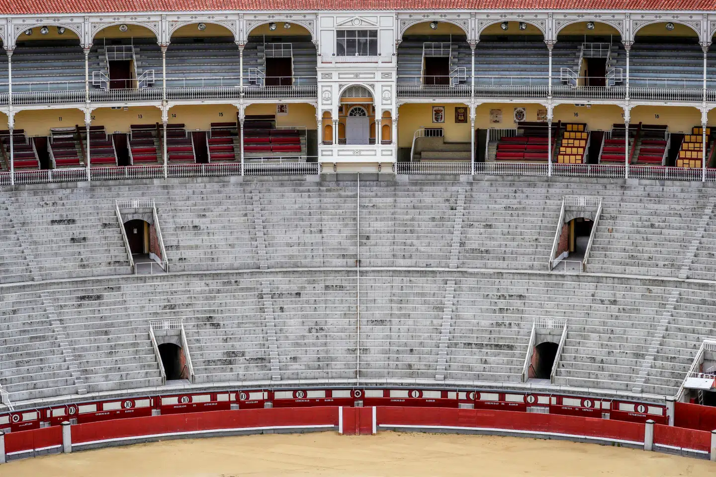 Tyrefægtningen har været sat på pause som følge af COVID-19-pandemien, så arenaerne har stået tomme hen, og den spæde genåbning er tynget af sikkerhedsforanstaltninger. Så der går tid, før publikum kommer til at se matadorer som Morante de la Puebla i vante rammer. Foto: Juan Jo Martin/EPA