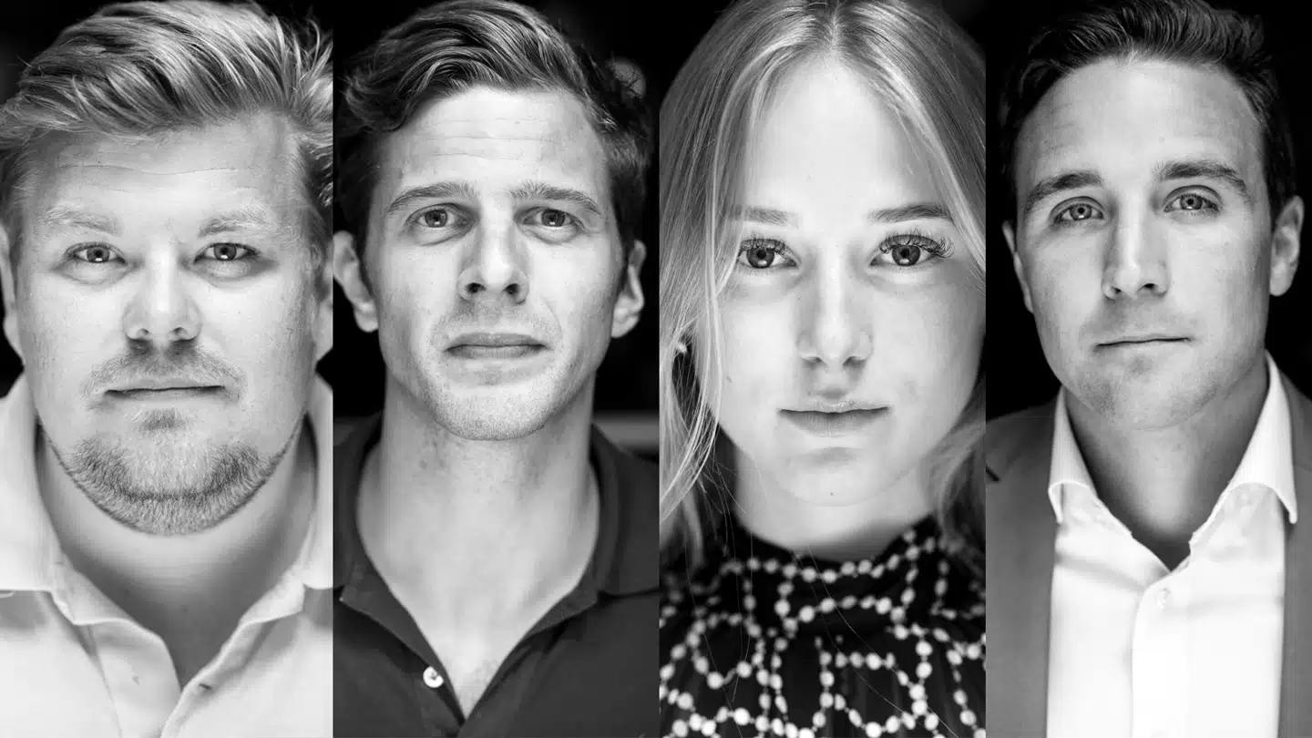 En DFer, en LAer, en Konservativ og en Venstre-kvinde går ind på en bar. Chris Bjerknæs, Alex Vanopslagh, Caspar Stefani og Cille Hald Egholm på Toga Vinstue i København. Foto: Lærke Posselt