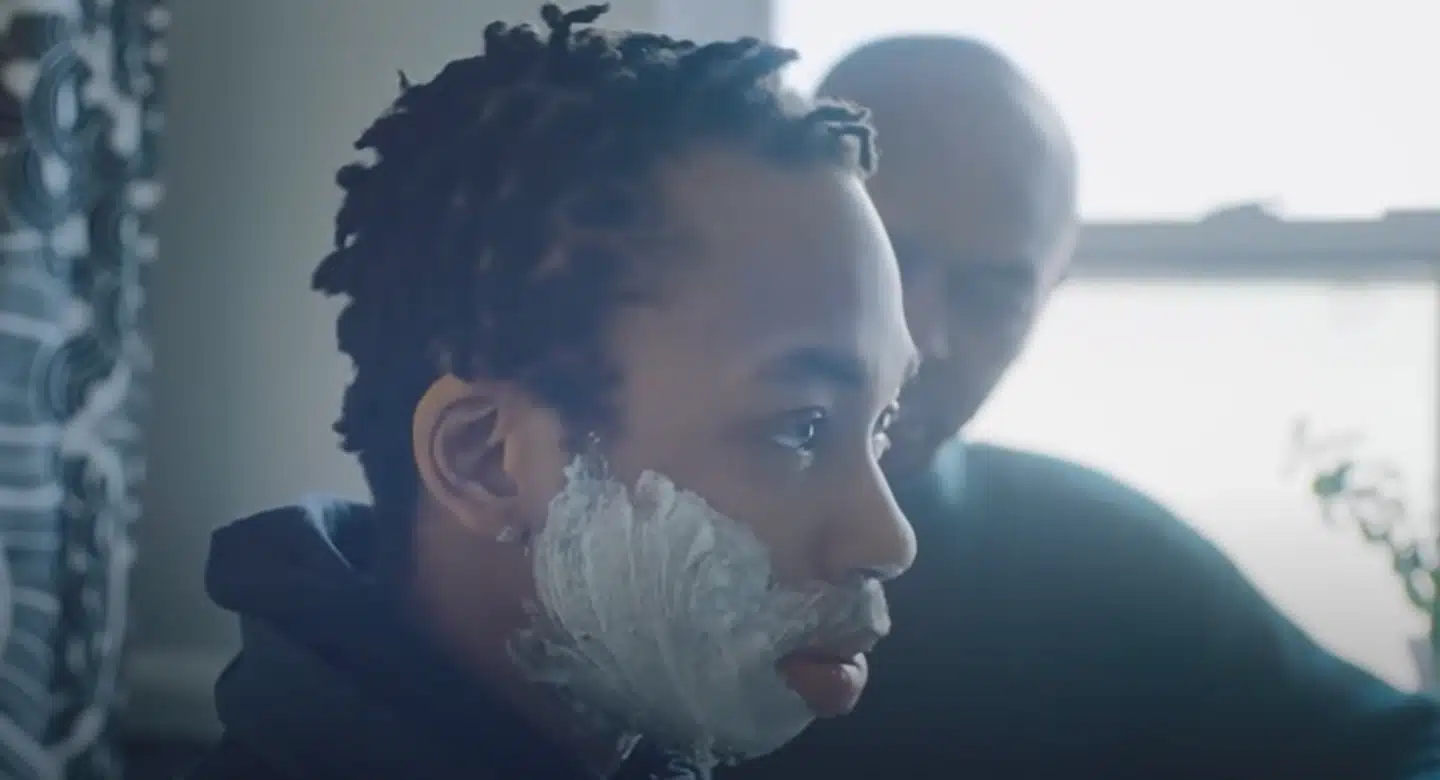 Gillette udsendte øm reklamevideo om en transdreng (tidligere pige, red.), som for første gang barberer sig sammen med sin far. Foto fra Gilletts reklamevideo