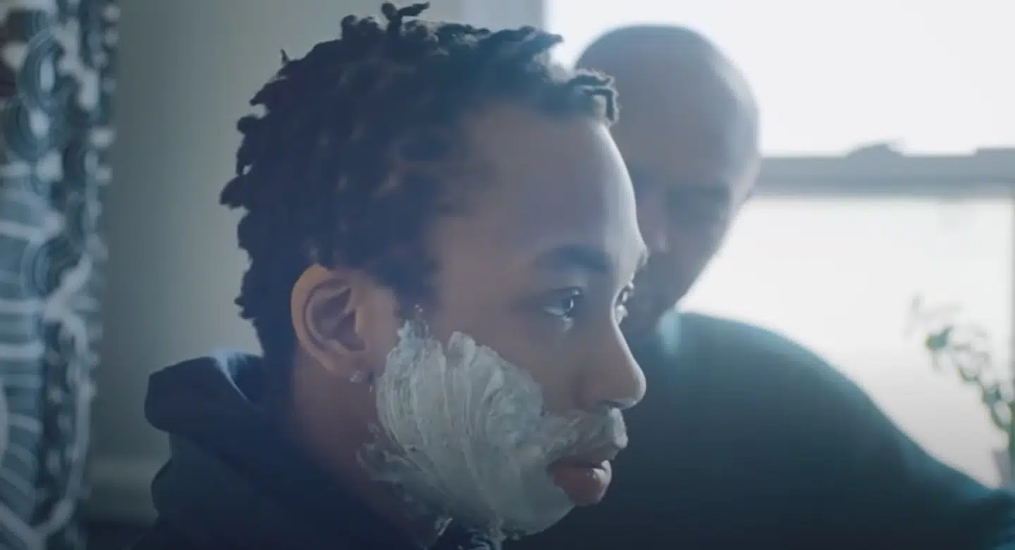 Gillette udsendte øm reklamevideo om en transdreng (tidligere pige, red.), som for første gang barberer sig sammen med sin far. Foto fra Gilletts reklamevideo