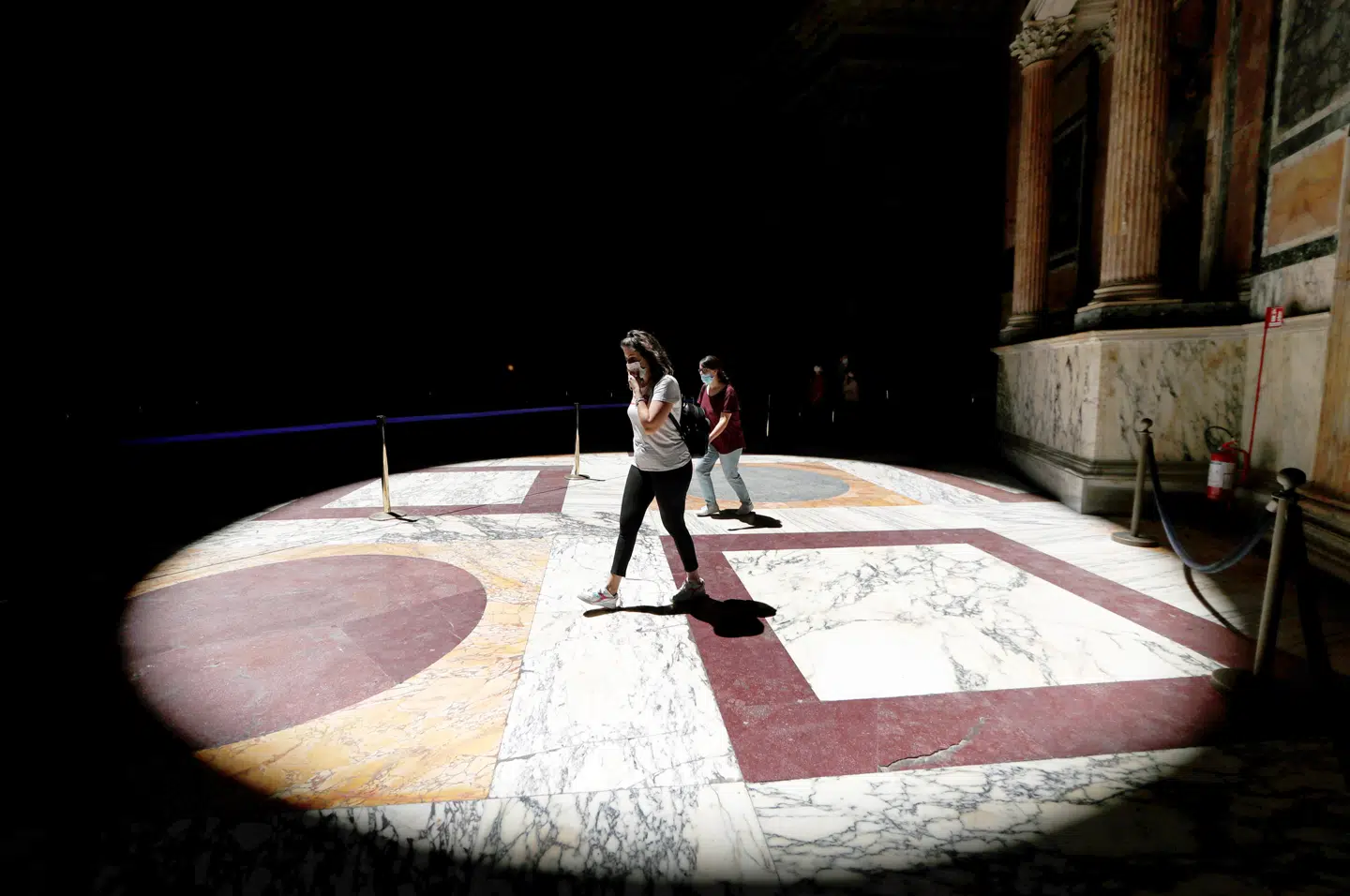 Et par maskebærende besøgende udforsker Pantheon i Rom. Der er godt med albuerum i den italienske hovedstad for tiden. Foto: Yara Nardi, Reuters/Scanpix