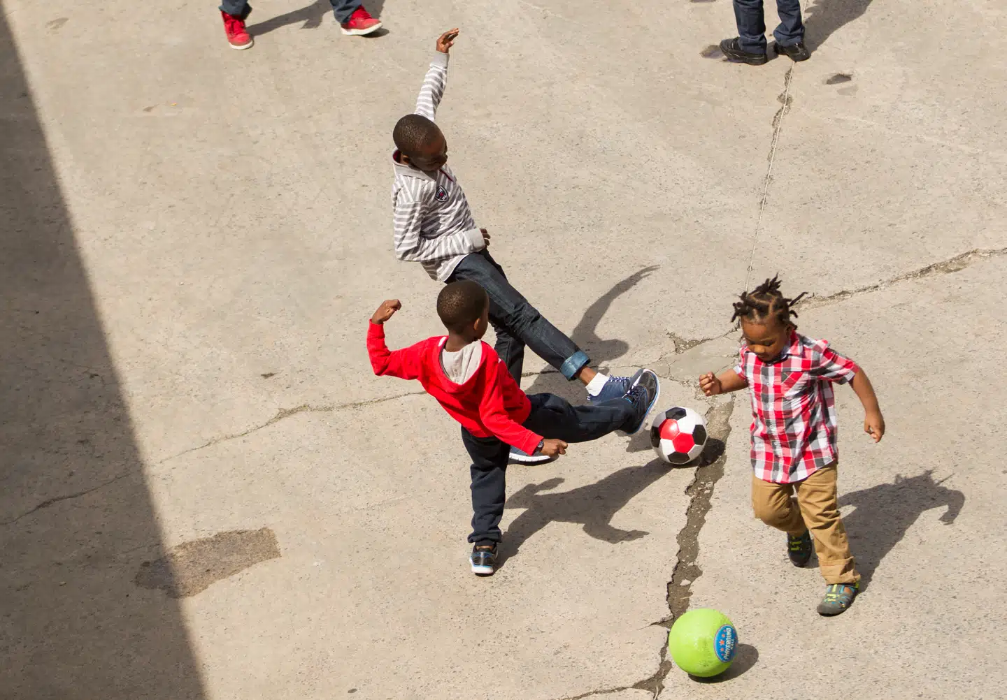 Flygtningebørn spiller fodbold uden for det olympiske stadion i Montreal. Foto: Geoff Robins, AFP/Scanpix