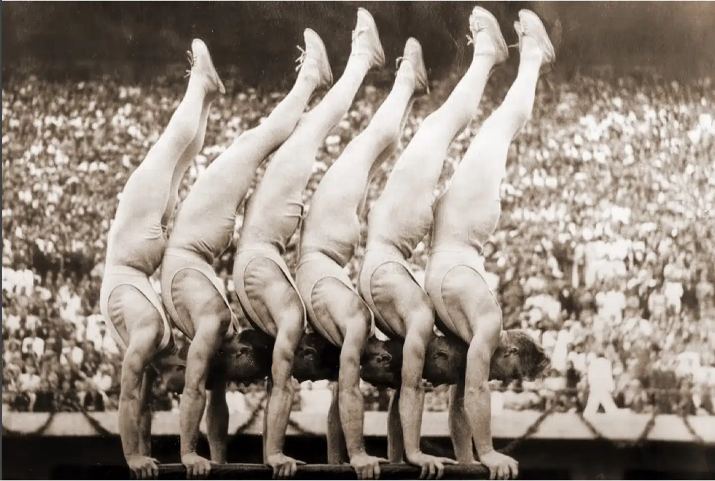 Seks mand på plinten kaldes dette kunststykke, som er med til at gøre Bukhs gymnastik verdensberømt efter en opvisning i Rio De Janeiro i 1938. Foto fra bogen