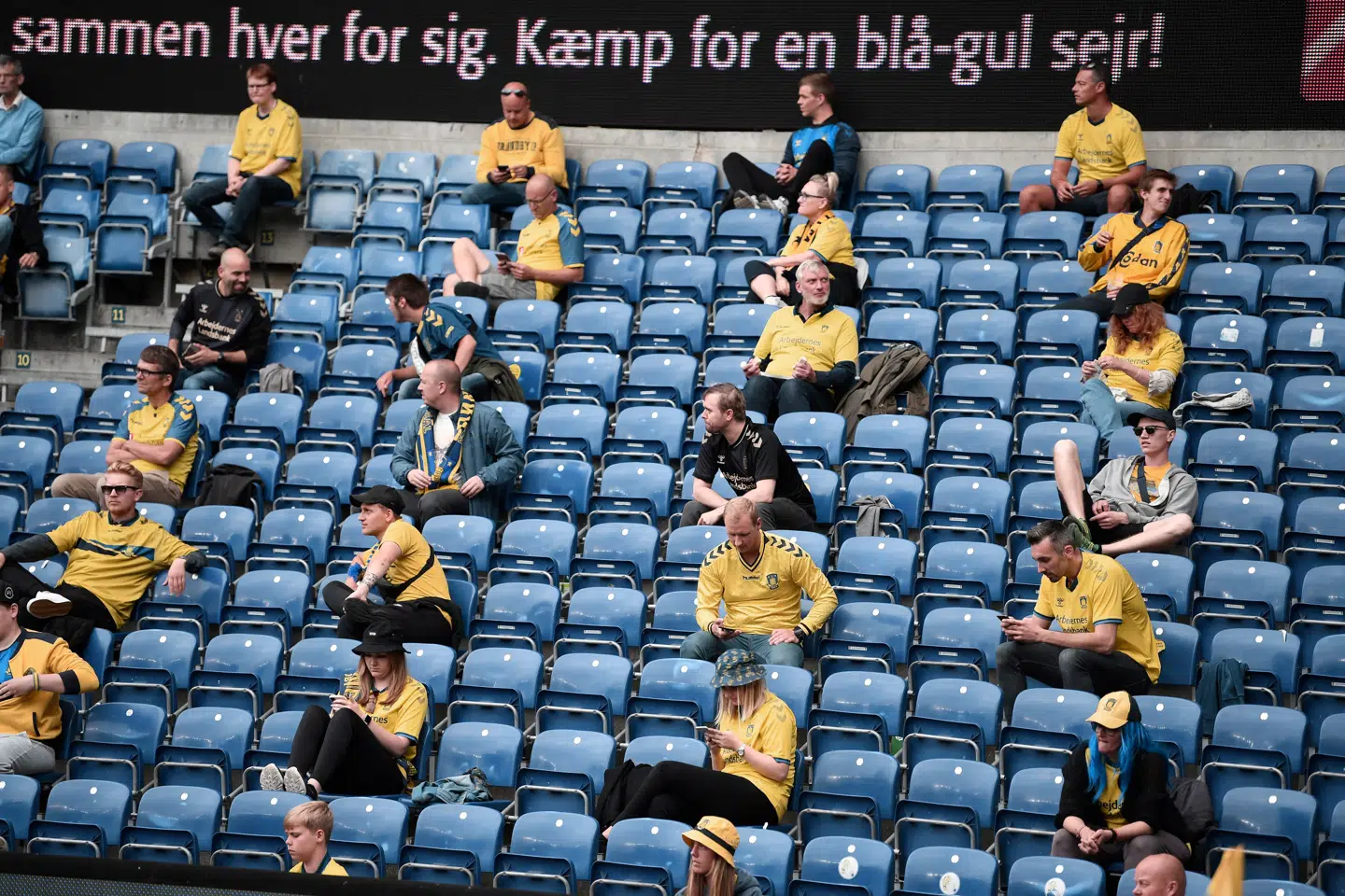 Fodboldfans holder pænt afstand under Superliga-opgøret mellem Brøndby IF og FC København. Foto: Lars Møller/Scanpix