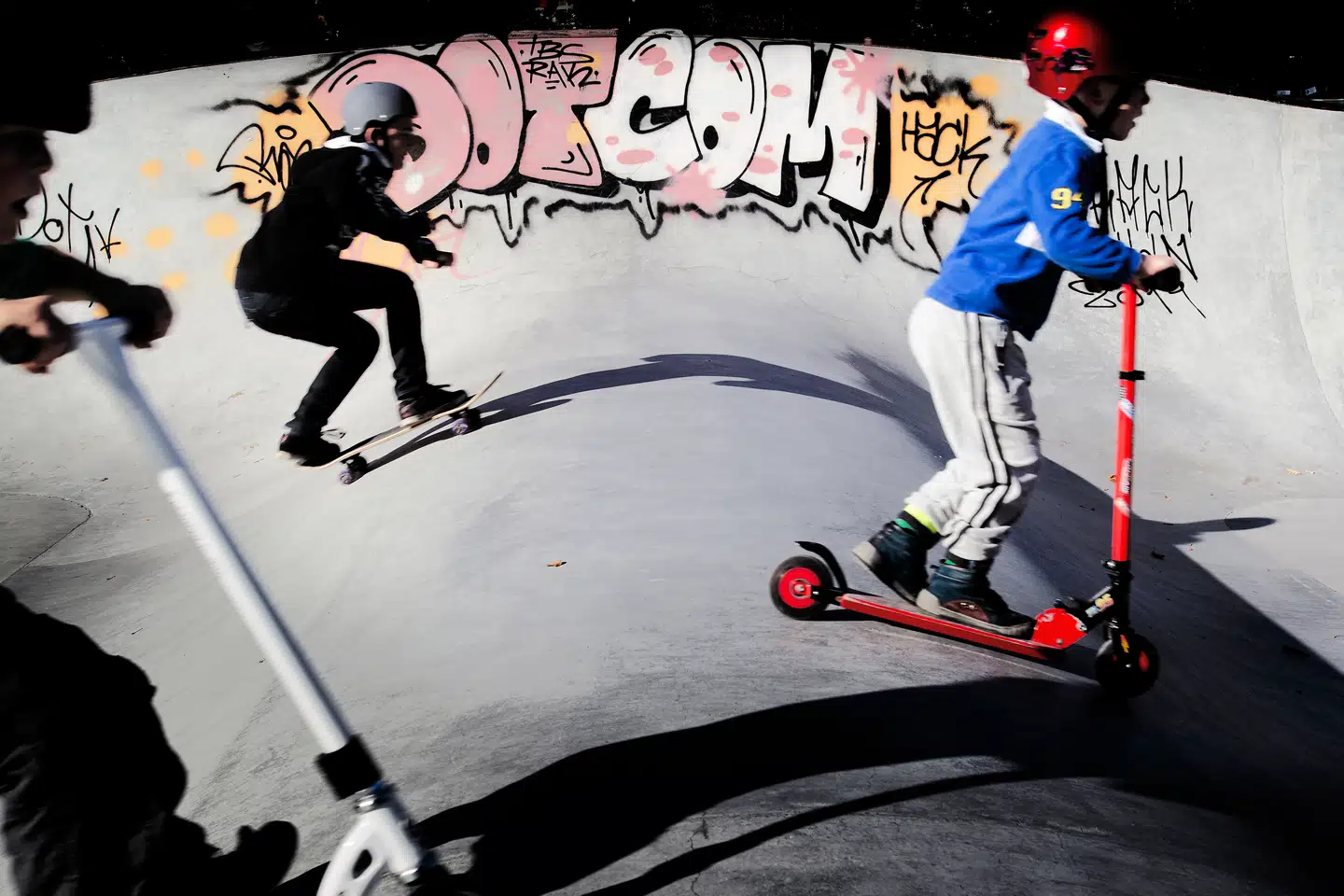 Østerbro-far: »Jeg har set børn gå grædende væk. De har hørt på, at løbehjul er til grin, og de er blevet truet med tæsk. Der er tale om fascisme fra nogle af skateboardbrugerne.« 
Skaterampen i Fælledparken, København. 
Foto: Mads Nissen, Scanpix.