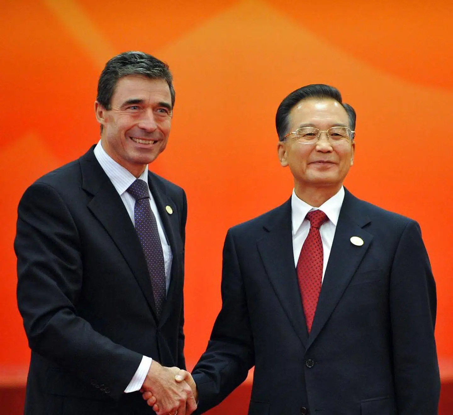 Anders Fogh Rasmussen og daværende premierminister Wen Jiabao i 2008. Anders Fogh Rasmussens holdning til Kina har siden ændret sig, fordi Kina er et andet og mere truende land end for et par årtier siden. Foto: Ng Han Guan/AFP