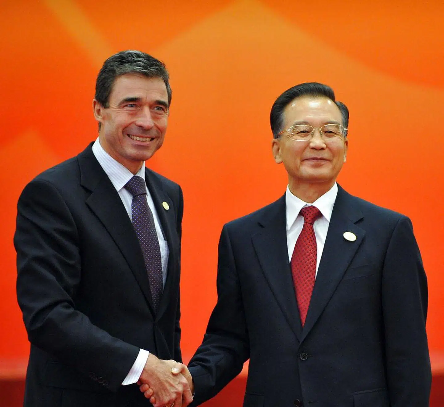 Anders Fogh Rasmussen og daværende premierminister Wen Jiabao i 2008. Anders Fogh Rasmussens holdning til Kina har siden ændret sig, fordi Kina er et andet og mere truende land end for et par årtier siden. Foto: Ng Han Guan/AFP