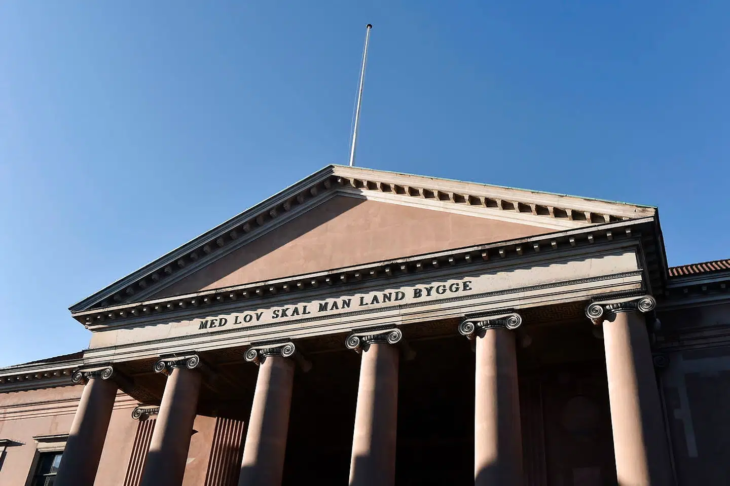 Antallet af coronarelaterede retssager vil formodentlig stige de kommende måneder og år. Men det er ikke en naturlov, at konflikter skal løses i retten. Foto: Ida Guldbæk Arentsen/Ritzau Scanpix