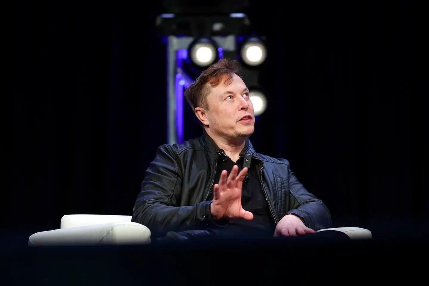 Da Elon Musk med sine 36 millioner Twitter-følgere i ryggen henvendte sig direkte til Amazons direktør, Jeff Bezos, virkede det som om, der kom hul igennem. Foto: Ritzau Scanpix