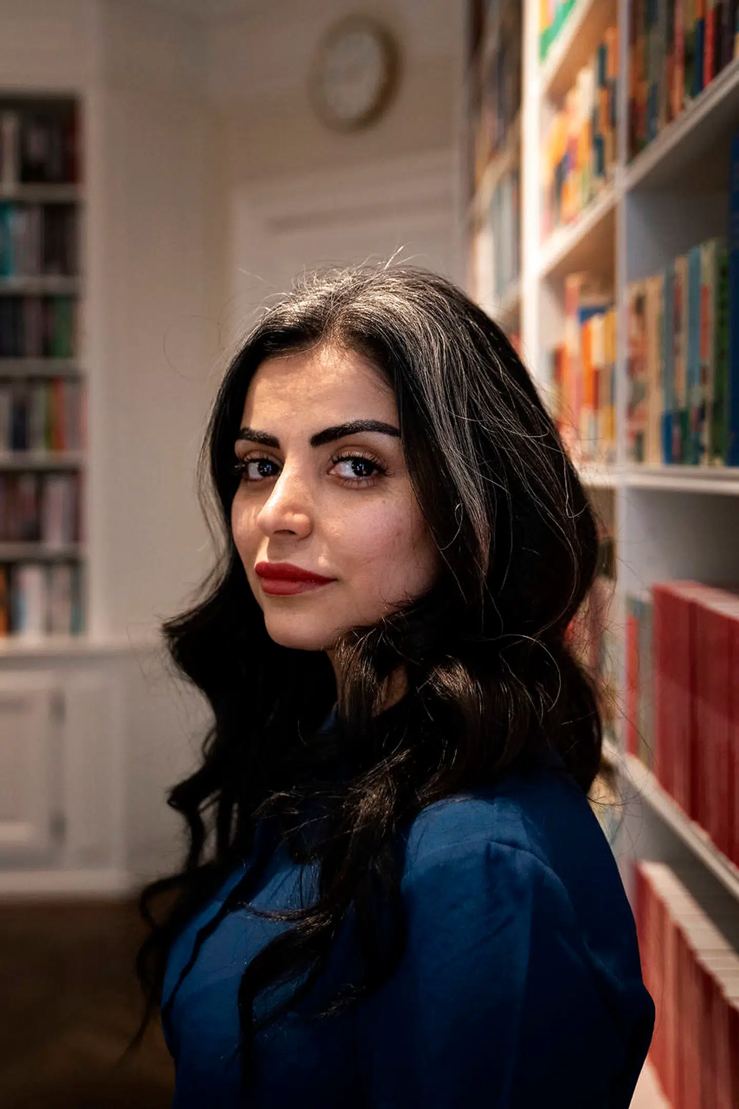 Forfatterinden Sara Omar overraskes som vinder af prisen De Gyldne Laurbær, på Politikens Forlag torsdag den 30. januar 2020. Prisen gives til en forfatter, hvis udgivelse efter boghandlernes opfattelse "vil vinde en plads i litteraturen, og som fortjener al den påskønnelse og opmuntring, som boghandlere og medhjælpere gennem denne manifestation kan bidrage til". (Foto: Ida Guldbæk Arentsen/Ritzau Scanpix)