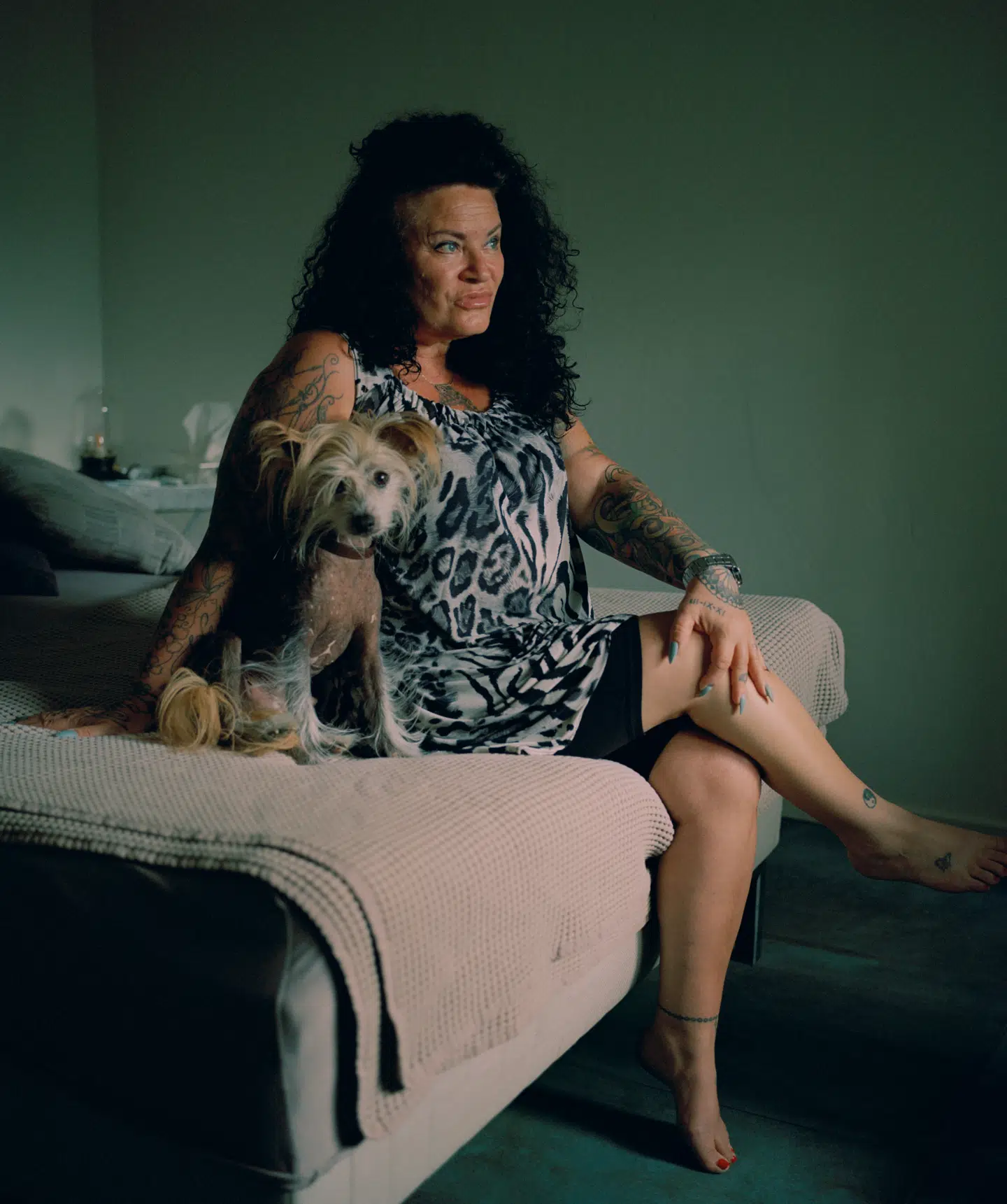 53-årige Lillan de Thurah har via sin autoriserede revisor søgt del i regeringens hjælpepakker. Som prostitueret befinder hun sig i en juridisk gråzone på arbejdsmarkedet. Hunden hedder Rex. Foto: Marie Hald