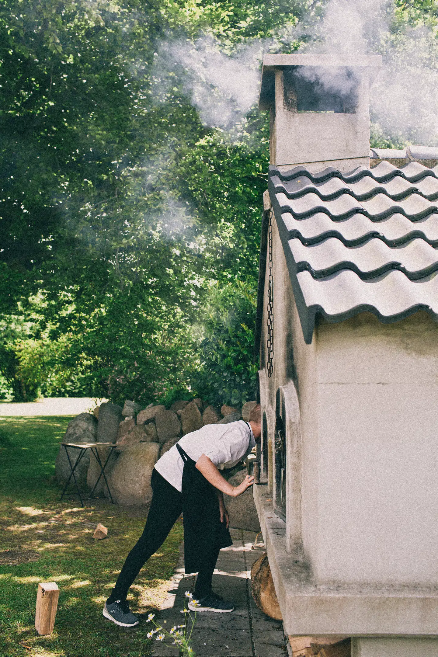 Hvad er status i rygeovnen? I bunden rygende savsmuld, som skal give kålrabien den røgede smag, som hører med til baconoplevelsen. Foto: Maria Fonfara