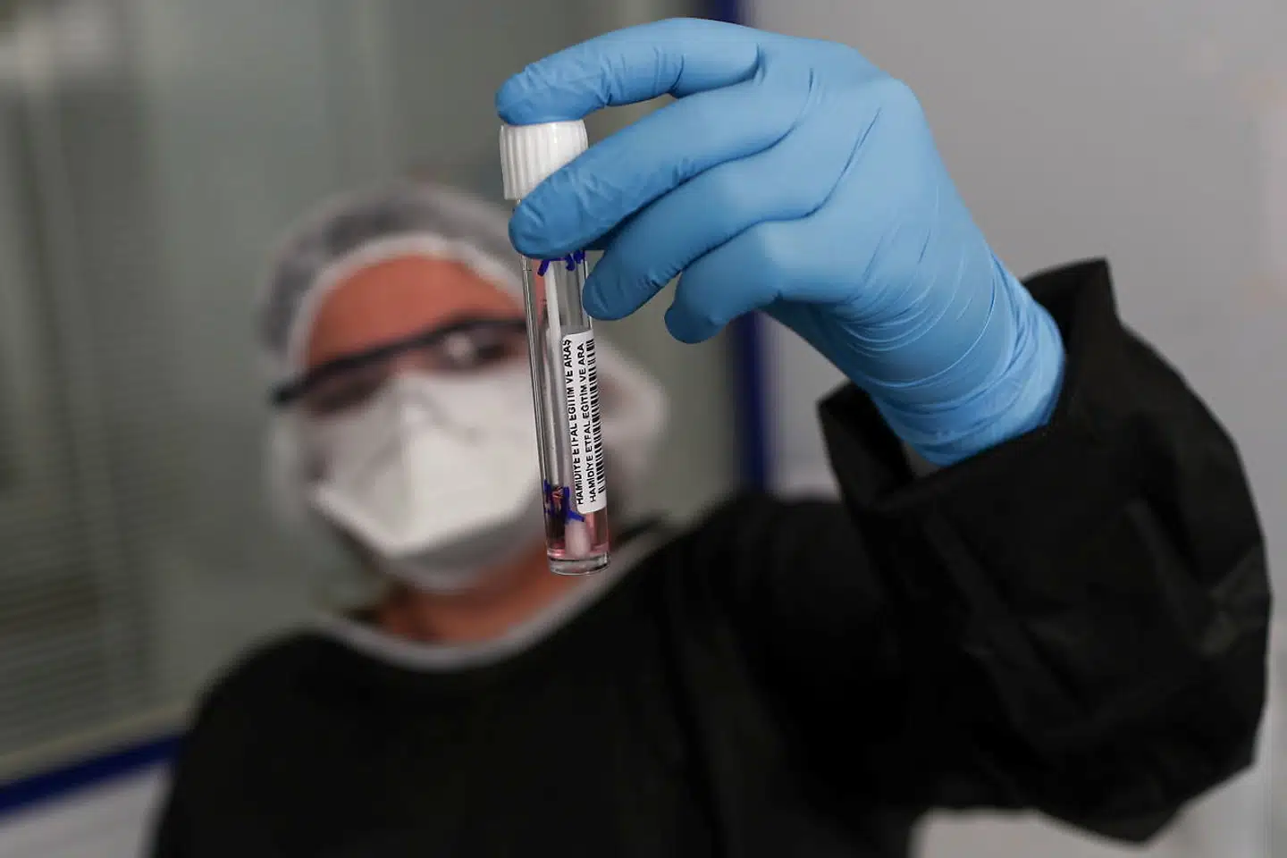 Studiet af hydroxyklorokin så imponerende robust ud med data fra ikke mindre end 96.032 patienter fra 671 hospitaler på tværs af seks kontinenter. Kritikken fra forskere er, at det ville være tæt på umuligt at bearbejde så stor en datamængde på så kort tid. Arkivfoto: Sedat Suna / EPA