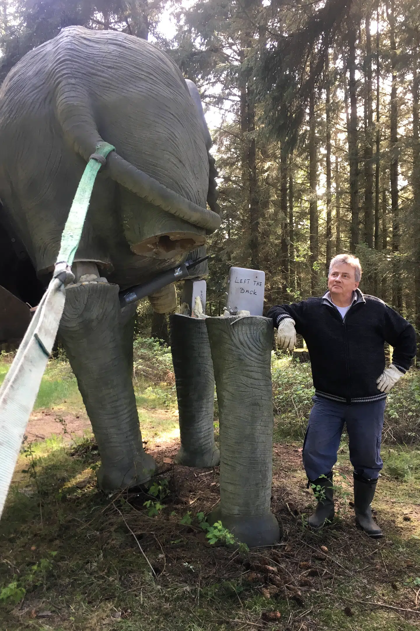 Hjemvendt ronkedor. Timothy Jacob Jensen med sin noget maltrakterede elefant. Privatfoto.