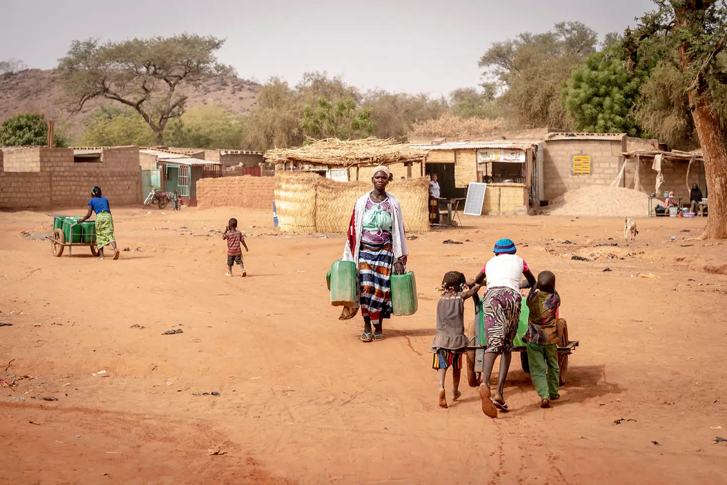 Lokale henter vand ved en danskstøttet drikkevandsforsyning, drevet af en lokal kvinde i Kaya, Burkina Faso, tirsdag den 21. januar 2020. Foto: Ritzau Scanpix
