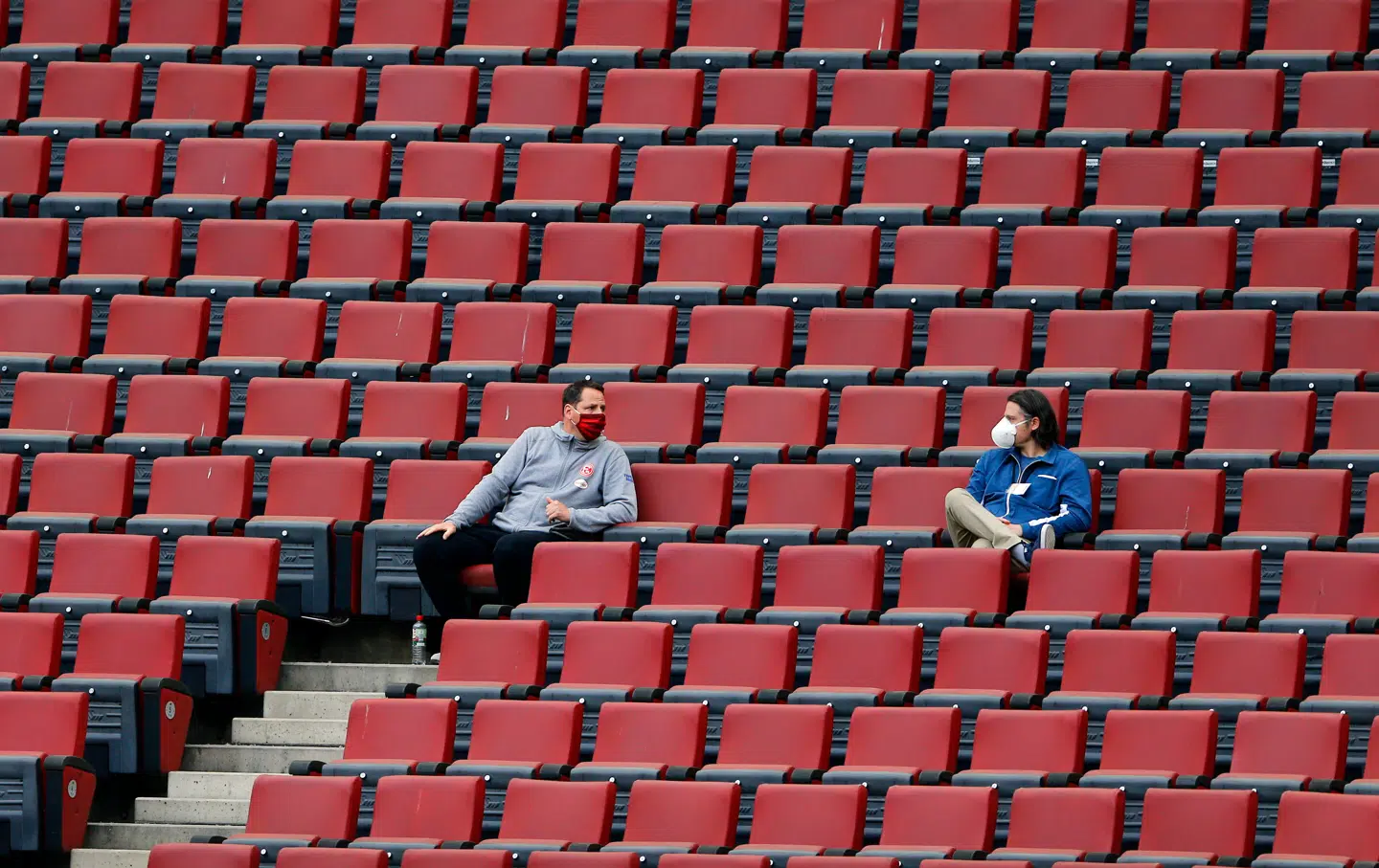 Der er god plads i de tyske fodboldarenaer, hvor højst 300 må være samlet. Her under sidste weekends kamp mellem FC Köln og Fortuna Düsseldorf. Foto: Thilo Schmuelgen, Scanpix