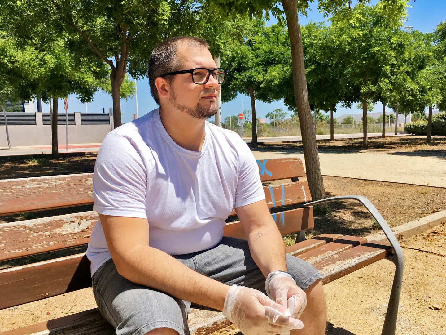 Juan Ramón Sobrino: Min kone har mistet sit job som rengøringsassistent, så vi skal klare os for min indkomst fra nu af. Og både min søster og bror har mistet deres tjenerjob, så vi er også blevet færre til at hjælpe vores forældre med en økonomisk håndsrækning. Foto: Kasper Kloch