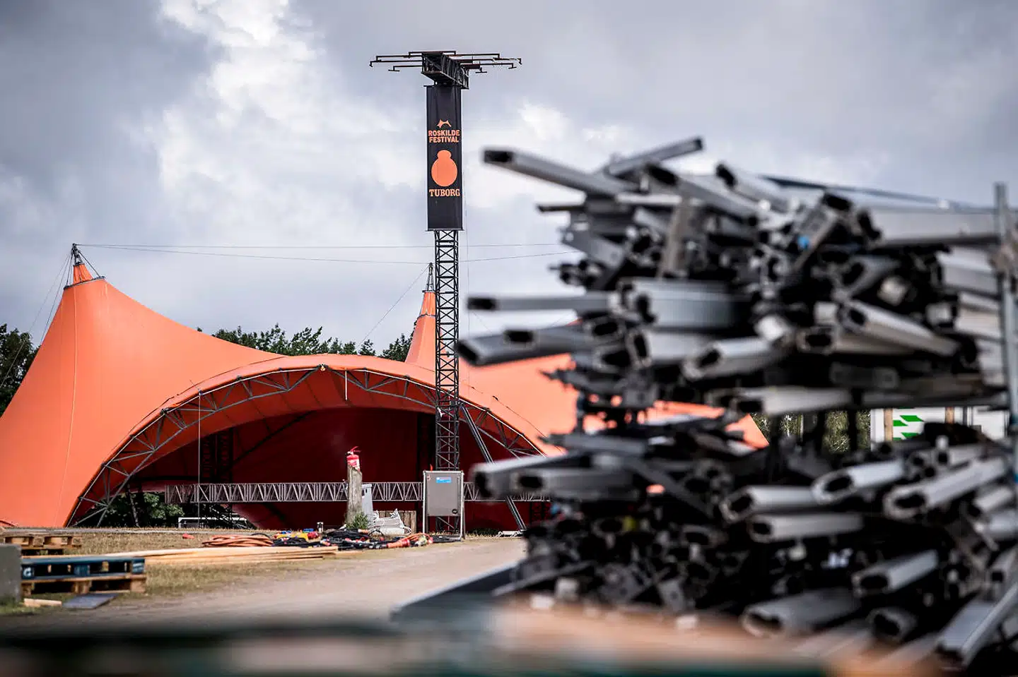 »Forbuddet mod store forsamlinger fastholdes til og med august,« lød det fra Mette Frederiksen på et pressemøde. Dér røg hele sommeren. Roskilde Festival væk, 25 sommerjobs for Alphabeat og ti for Peter Sommer forsvundet. Foto: Mads Claus Rasmussen/Ritzau Scanpix