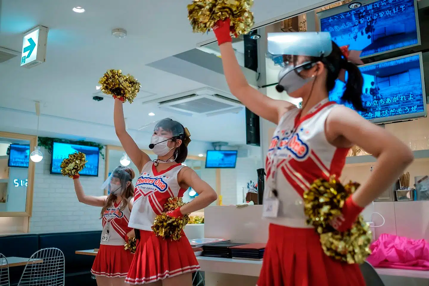 Tjernerne på »Cheers One« i det centrale Tokyo forsøger – coronastyle – at holde stemningen oppe. Foto: Nicolas Datiche / SIPA