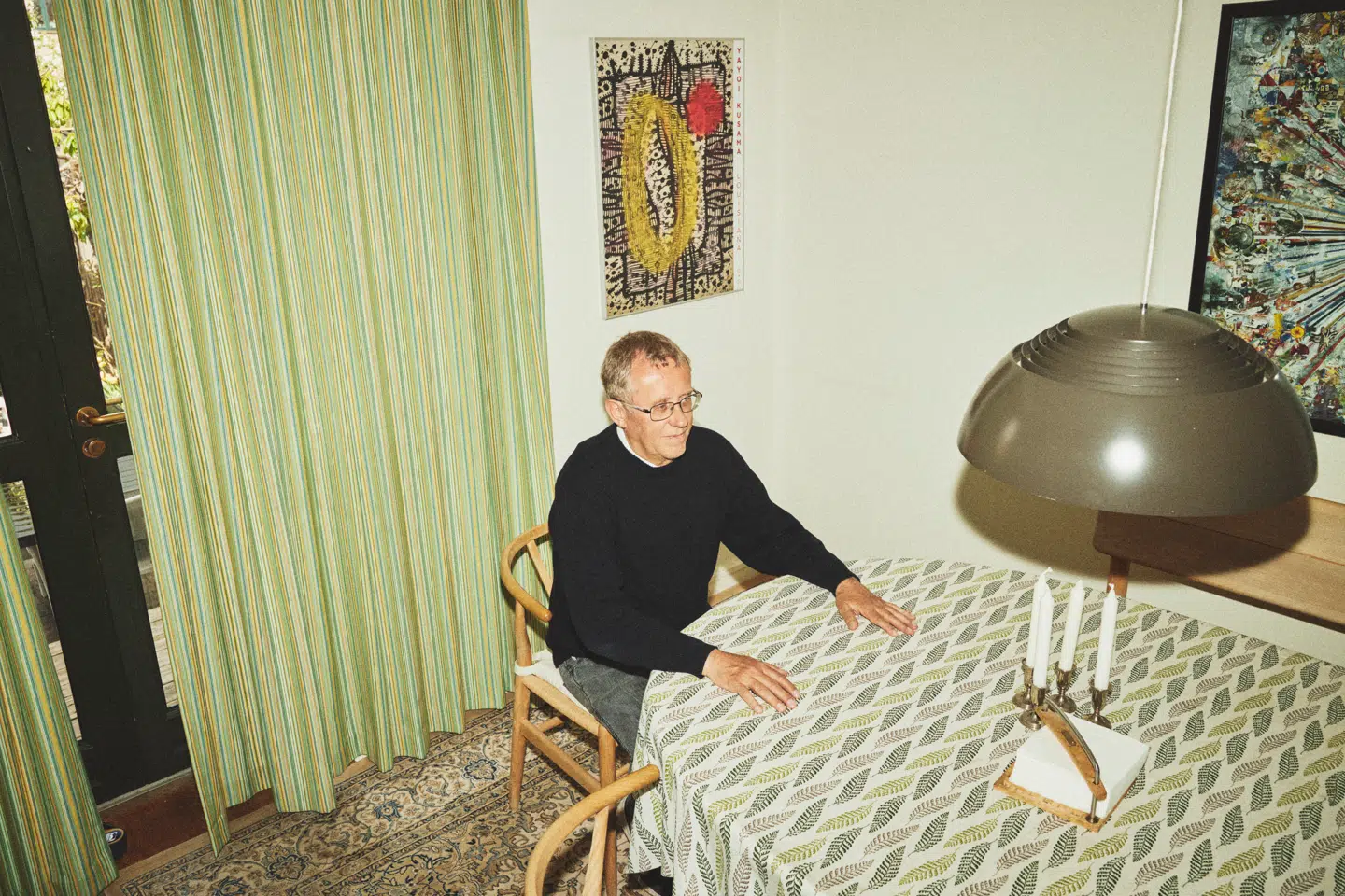 »Det kan nogle gange være en pædagogisk fordel, at hvis nogen forsøger at mase en bestemt tankegang ned over hovedet på dig, så tænker du på et tidspunkt – arhh, kan det nu også passe? Nils Gunder Hansen kan godt gribe sig selv i en vis nostalgi, når talen falder på ideologikritkkens triumftog i 70erne. Foto: Jonas Pryner Andersen