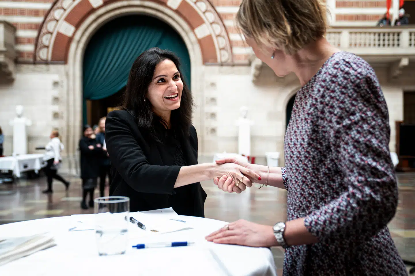 Nye statsborgere bydes velkommen med et håndtryk på Københavns Rådhus den 25. februar. Foto: Ida Guldbæk Arentsen, Scanpix