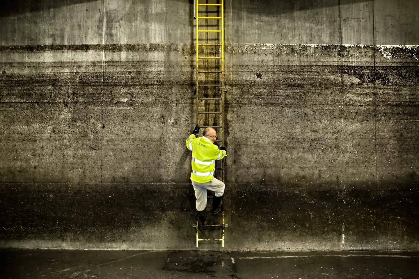 Kritisk infrastruktur er blandt andet vandforsyning, elektricitet, vejnet og internet. Men modsat mange andre lande har Danmark ikke en overordnet sikring af den i krisetider. Her er det Hvidovre Vandværk, der får besøg af kommunens miljøchef. Foto: Martin Bubandt/Ritzau Scanpix