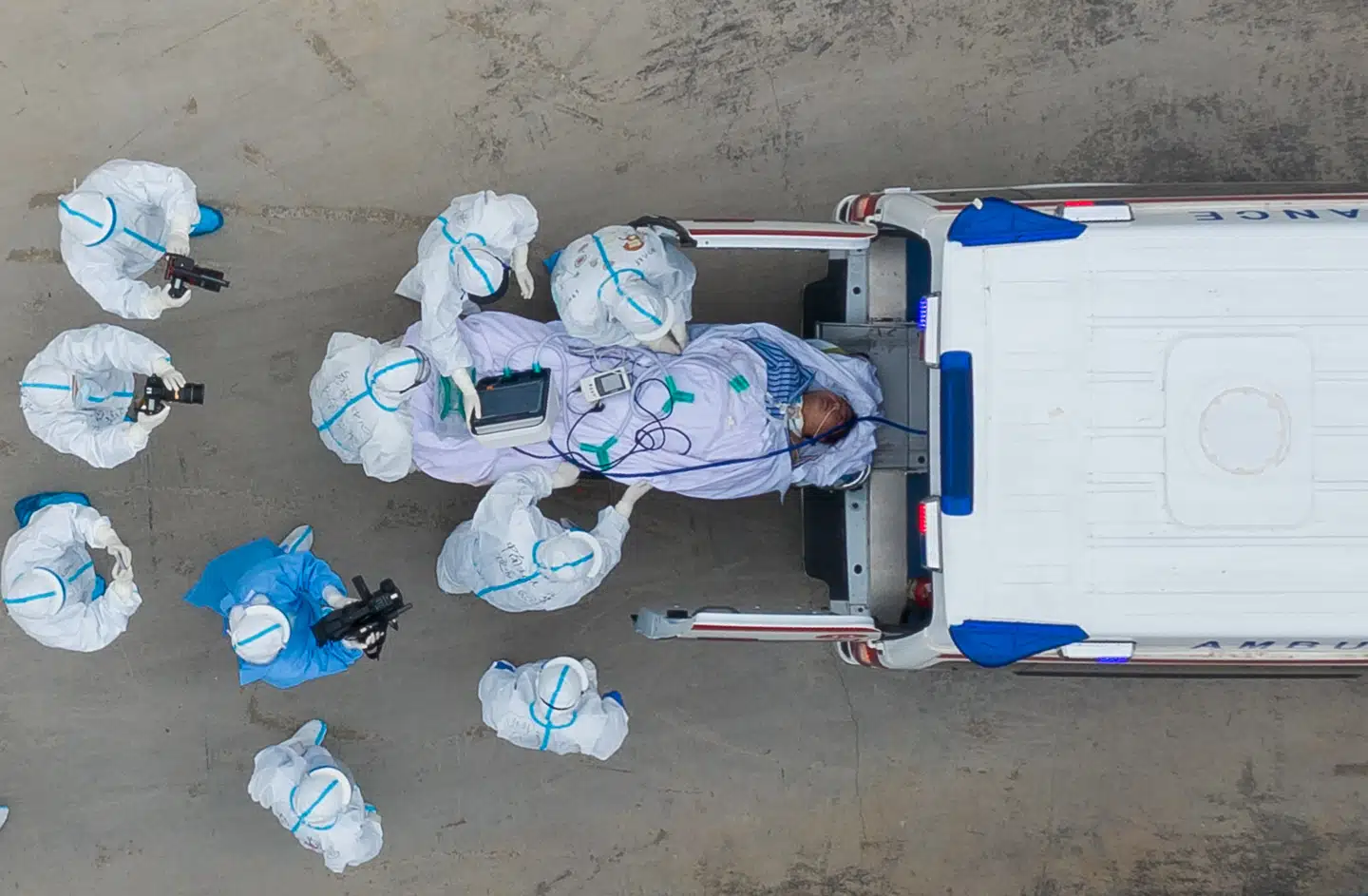 En af de sidste patienter forlader felthospitalet Leishenshan for at blive overført til et andet hospital i Wuhan. Kina har tilsyneladende haft succes med at nedkæmpe COVID-19, men kan vi stole på de erfaringer, de deler med os? Foto: YFC/Costfoto/Sipa USA