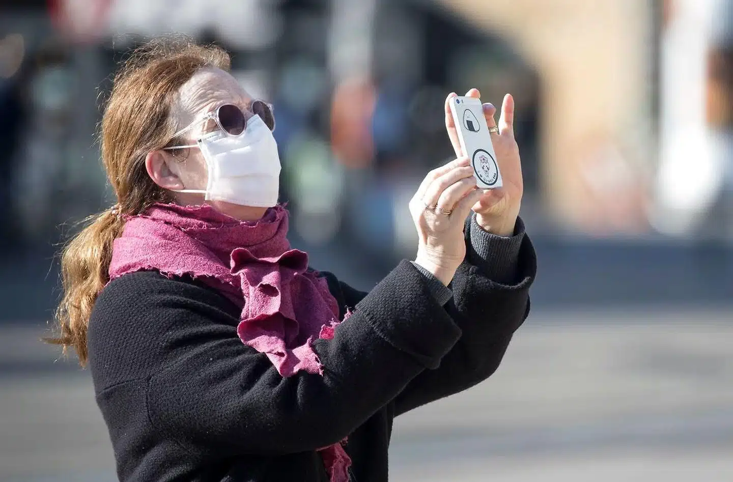 Mere overvågning af vores færden, blandt andet gennem vores mobiltelefoner, kan blive prisen for at genåbne samfundet under coronakrisen. Foto: Odd Andersen / AFP