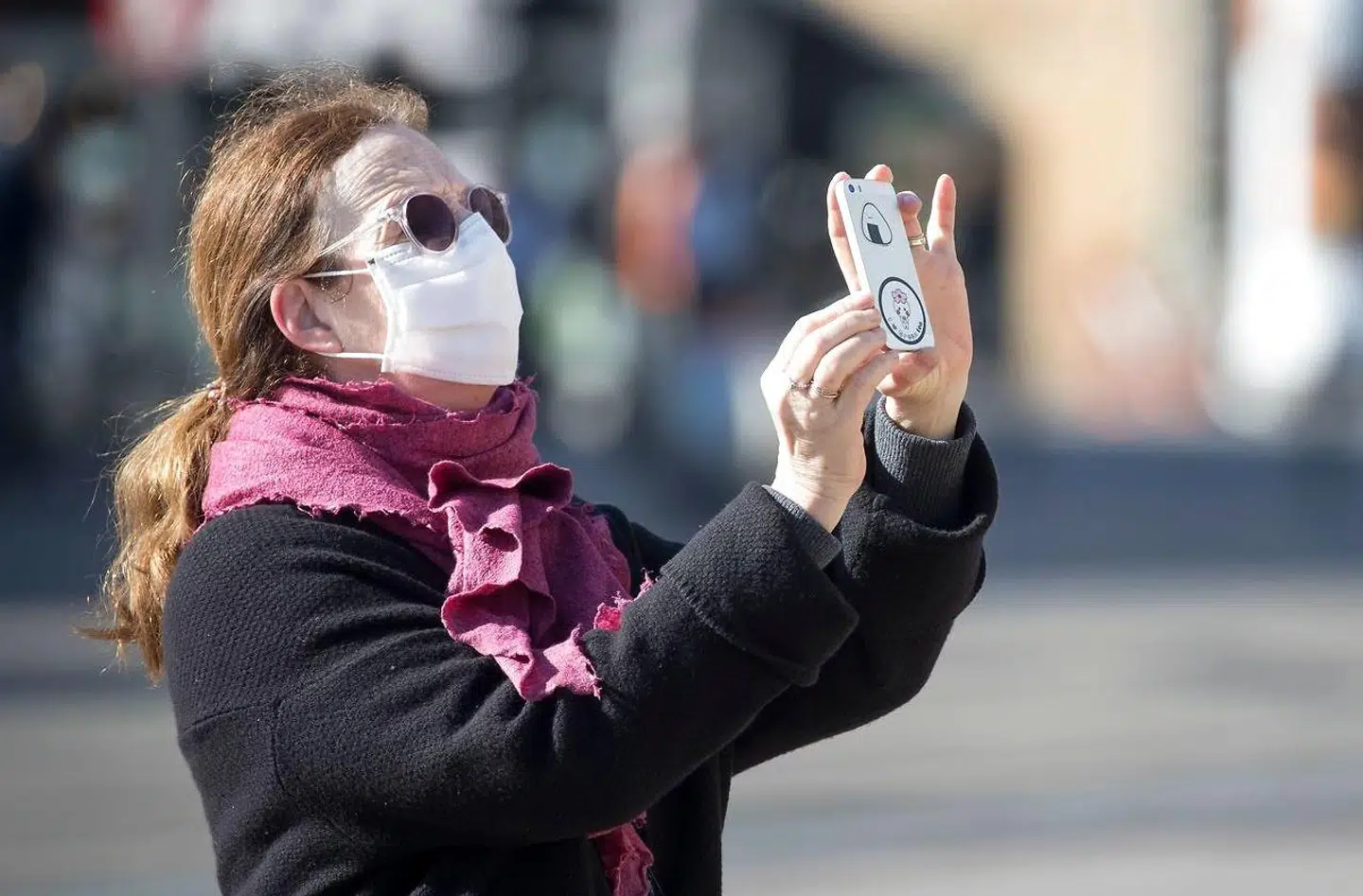 Mere overvågning af vores færden, blandt andet gennem vores mobiltelefoner, kan blive prisen for at genåbne samfundet under coronakrisen. Foto: Odd Andersen / AFP