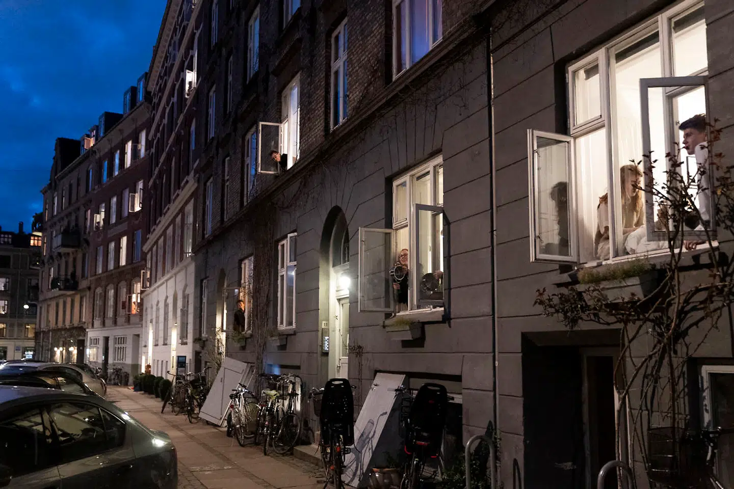 Godsbanegade lyste op i fællessang mandag d.16 marts, 2020. Inspireret af Italien, har de oprettet en facebookgruppe, hvor de opfordrer til at banke på gryder i til start, for derefter at synge en fællessang, i sammenhold mod Corona.