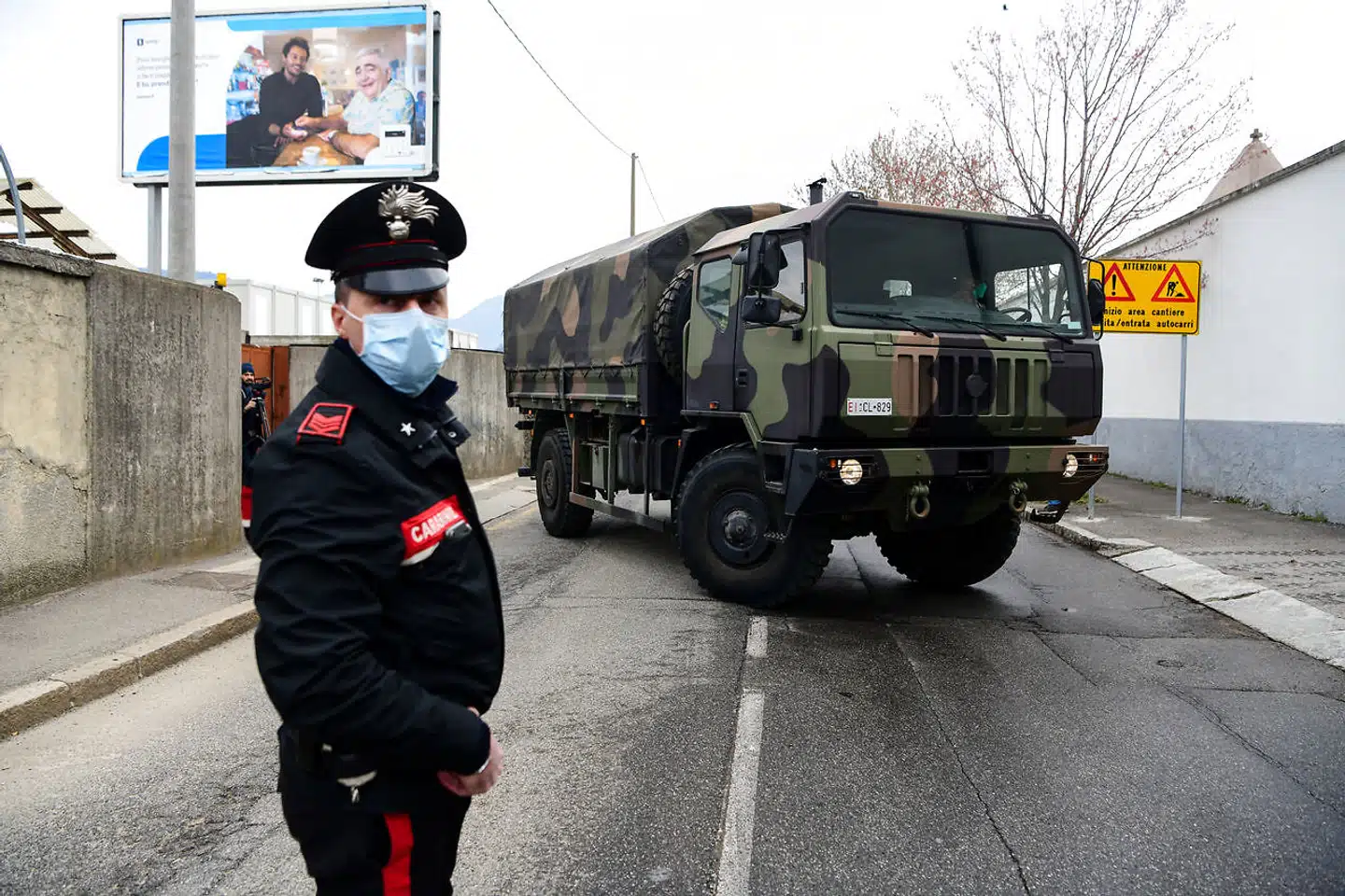Mitliære lastbiler har fragtet kister med omkomne til kirkegårde i det nordlige Italien. Foto: Piero Cruciatti / Sipa USA)