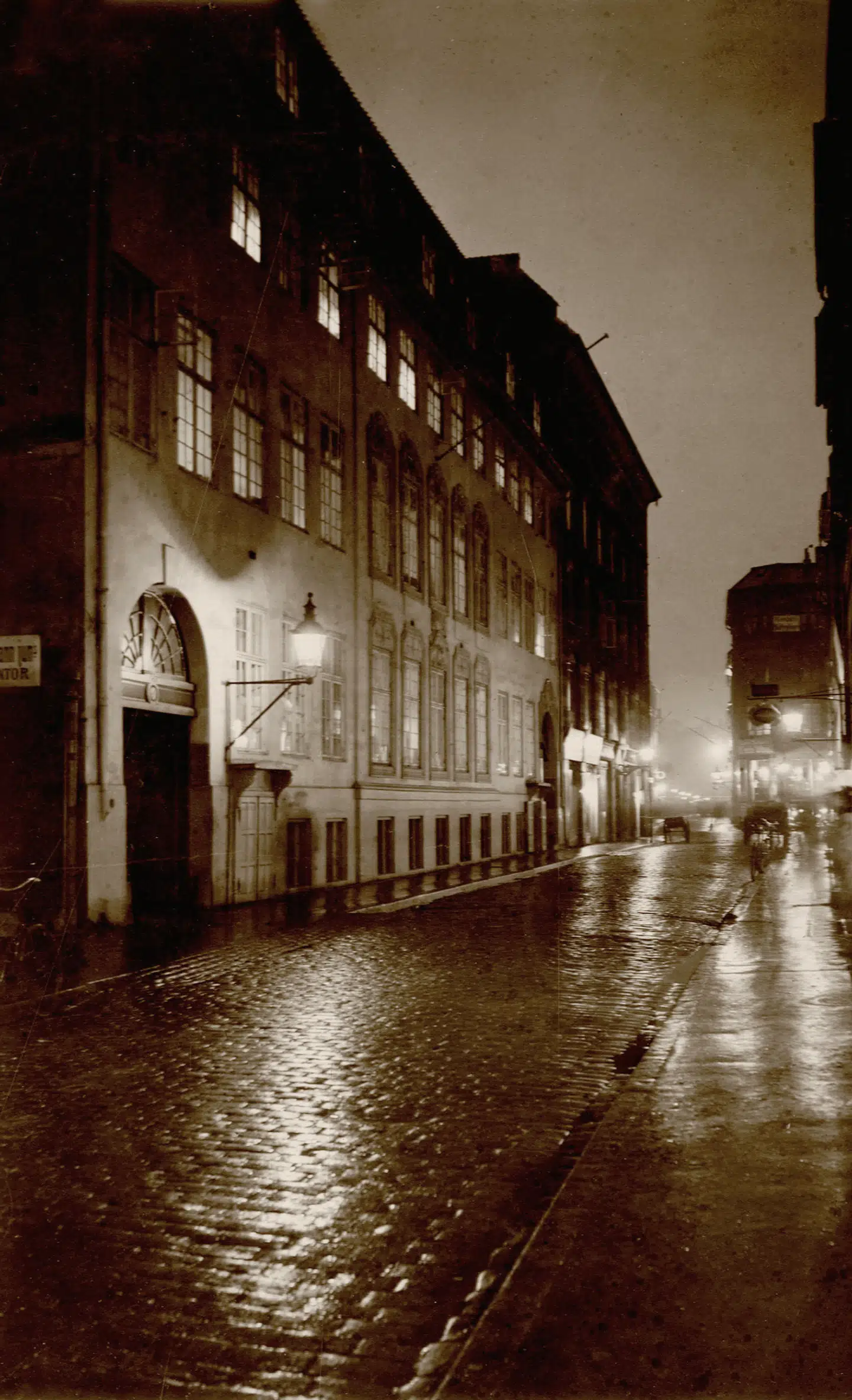 Gyldendal en regnvåd aften i brostensbelægningens tid. Fotos fra bogen