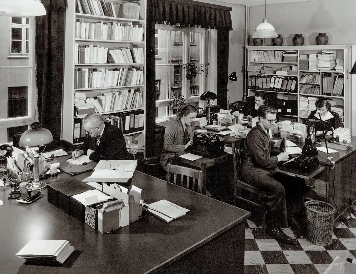 Reklameafdelingen i 1945. Ånden i huset var »gammel, engelsk og stokkonservativ«, mente en trykker.