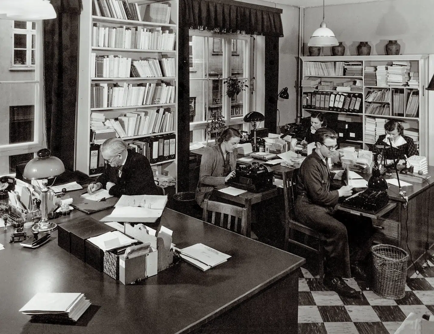 Reklameafdelingen i 1945. Ånden i huset var »gammel, engelsk og stokkonservativ«, mente en trykker.