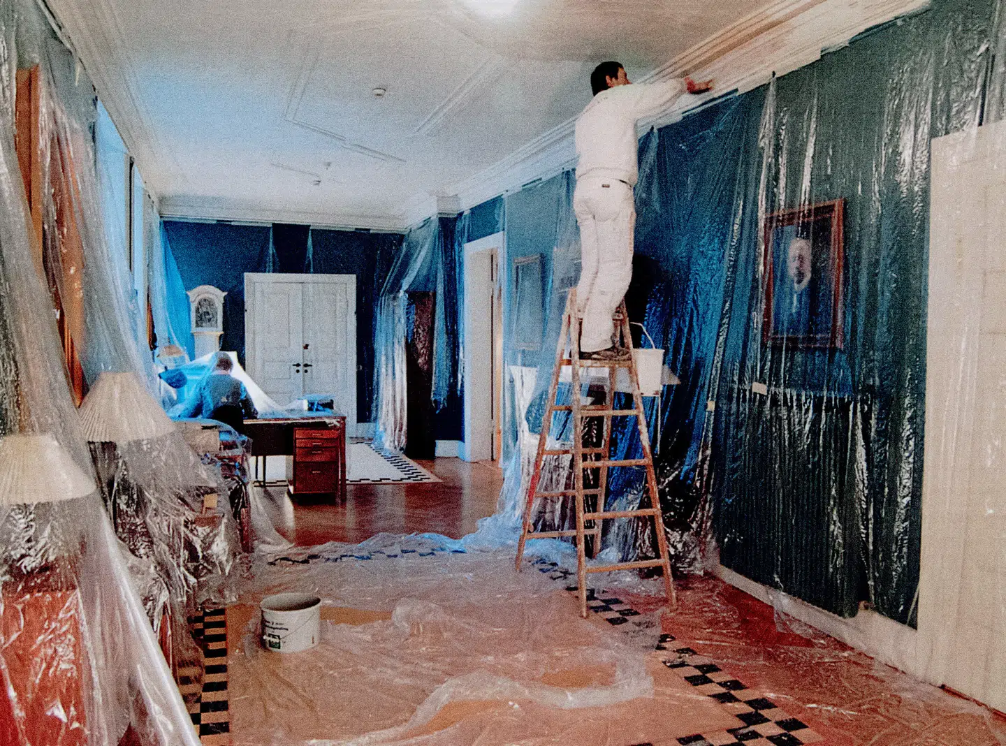 Forværelset, hvor manuskripter afleveres, gæster modtages, under renovering i 2006. Højtideligt som altid.