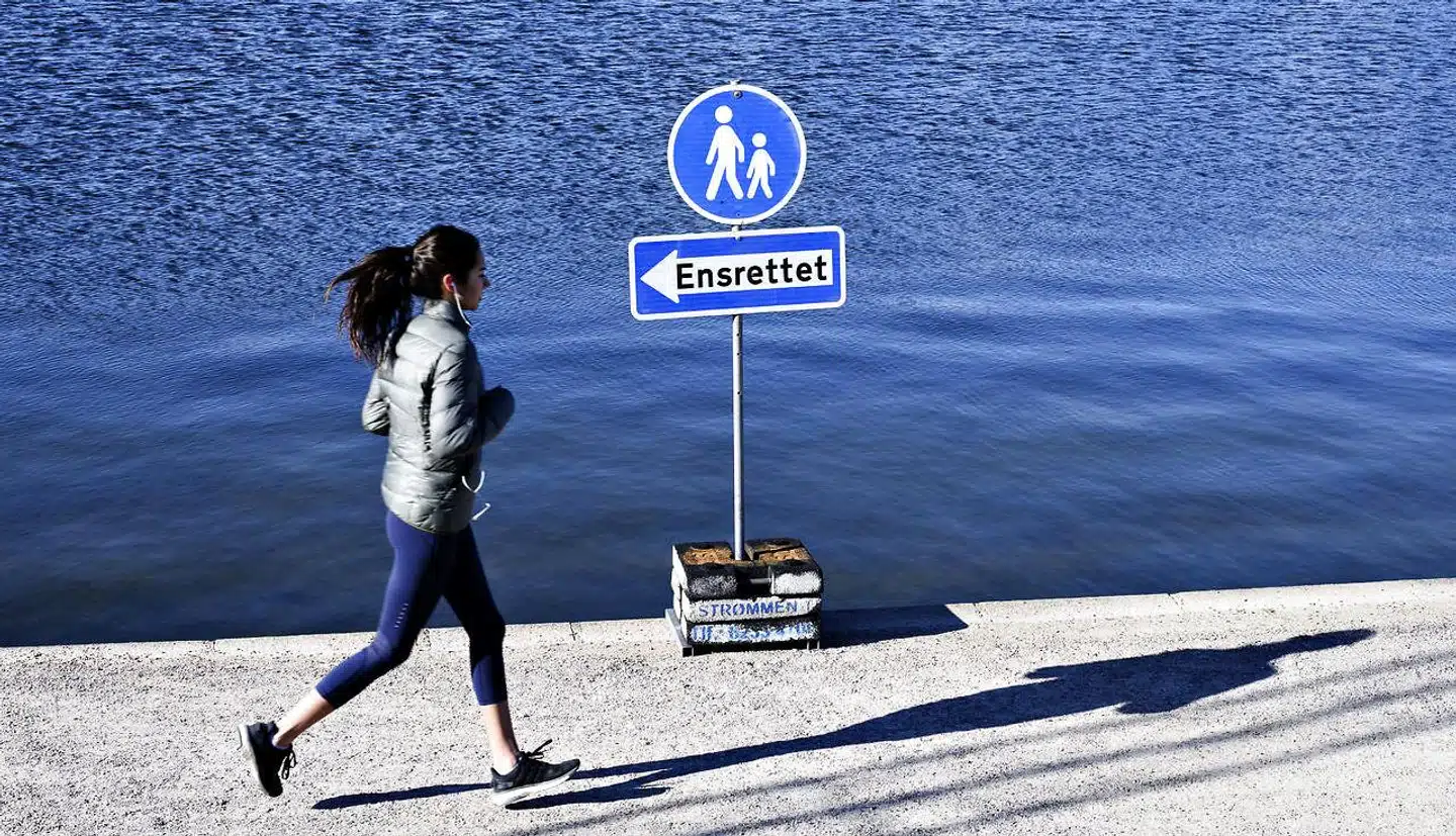 Lørdag 21. marts 2020 blev der indført ensretning af stierne ved Søerne i København. Foto: Philip Davali / Ritzau Scanpix