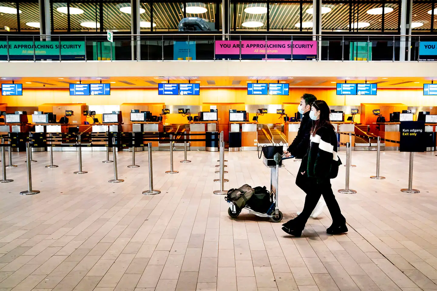 En stort set tom Københavns Lufthavn, øde gader og lukkede cafeer minder os om prisen for undtagelsestilstanden. Foto: Linda Kastrup