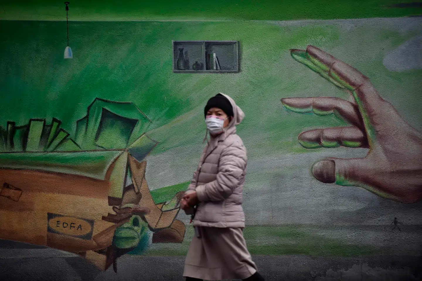 En ung kineser på gaden i Wuhai. Mens coronavirussen aftager, begynder kampen om at forstå, hvad der skete. Foto: AFP/Scanpix