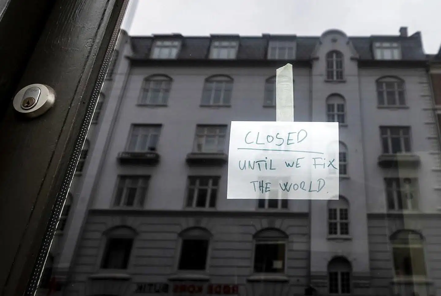 En butik i Istedgade i København er en af de mange, som holder lukket på grund af coronakrisen. Foto: Klaus Bo / Ritzau Scanpix