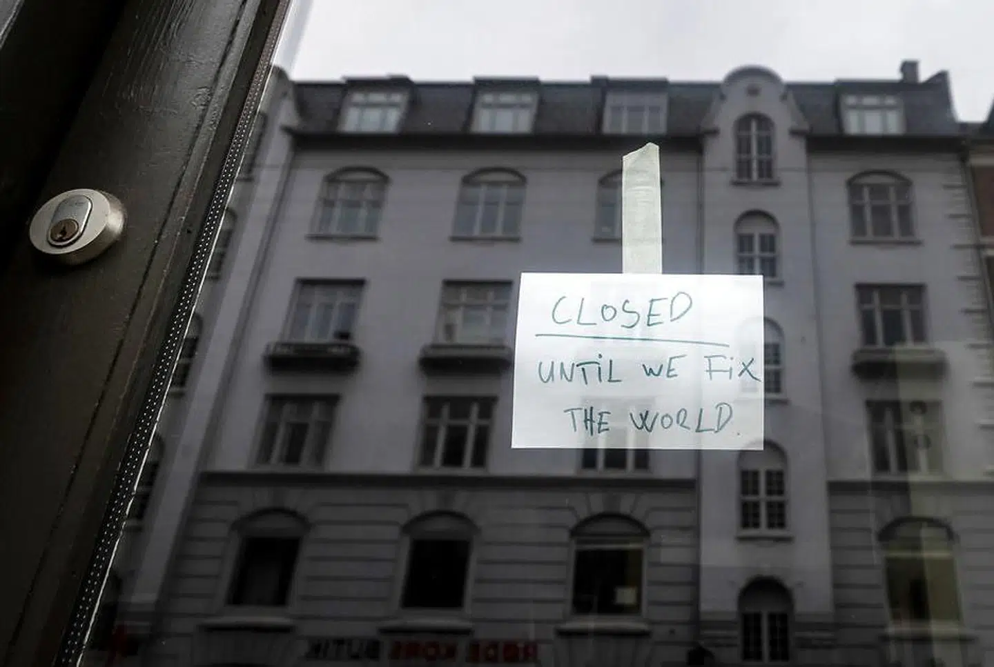 En butik i Istedgade i København er en af de mange, som holder lukket på grund af coronakrisen. Foto: Klaus Bo / Ritzau Scanpix