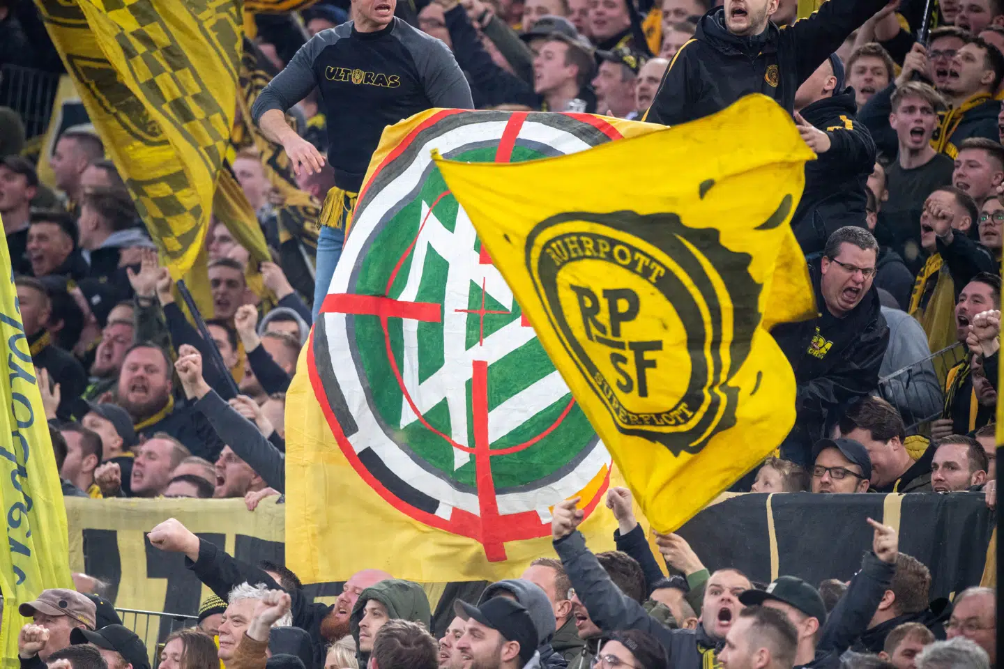 Borussia Dortmund-fans med det tyske fodboldforbunds grøn-hvide logo i kikkertsigtets røde trådkors. Foto: Elmar Kremser, Scanpix