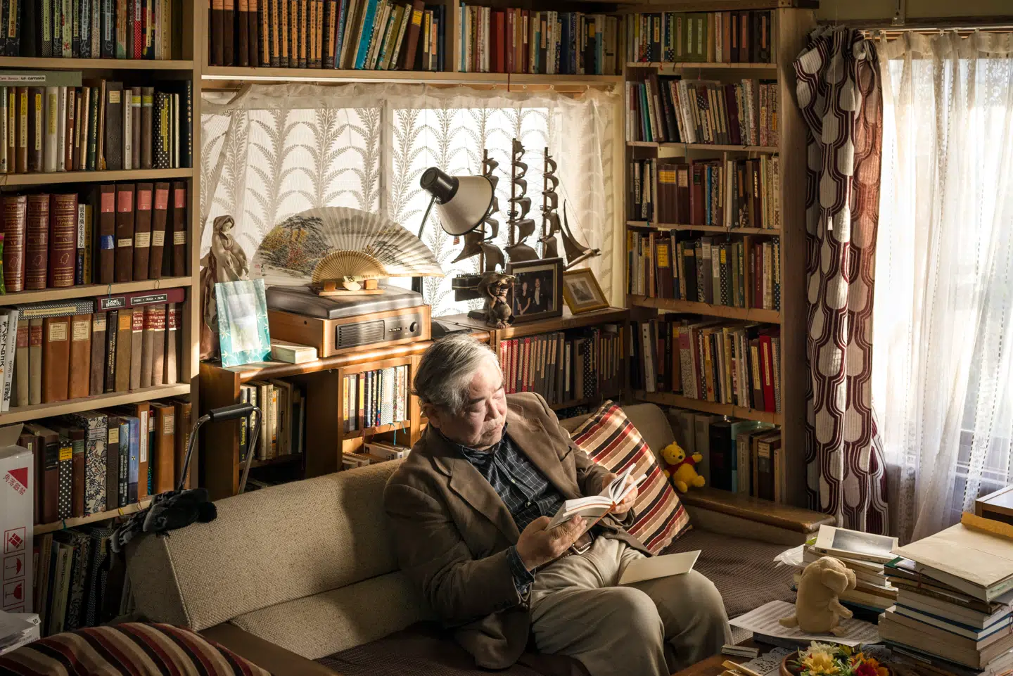 Den 76-årige forfatter Takashi Sasaki i sit hjem i Minamisoma. Dele af byen blev evakueret efter ulykken, men Takashi Sasaki og hans kone, som led af Alzheimers, nægtede at flytte (2016). Foto: Alfredo Caliz/Ritzau Scanpix