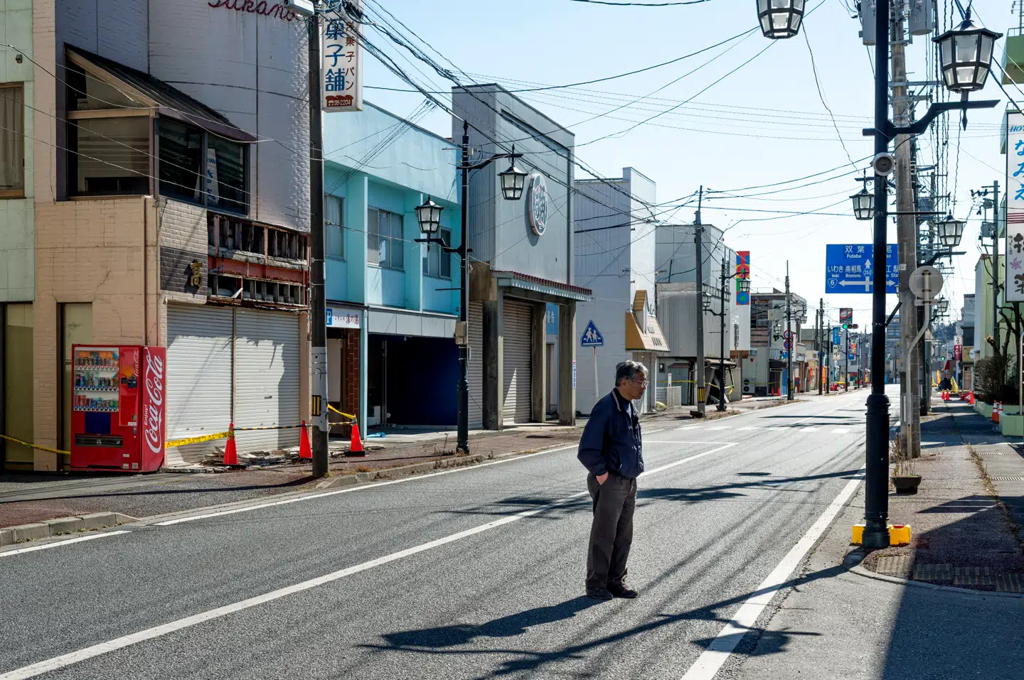 Kamakura Toyotaka besøger byen Namie, hvor han engang drev en populær blomsterbutik. Efter ulykken blev byens 19.000 indbyggere evakueret, i dag står den næsten tom (2016). Foto: Alfredo Caliz/Rtizau Scanpix