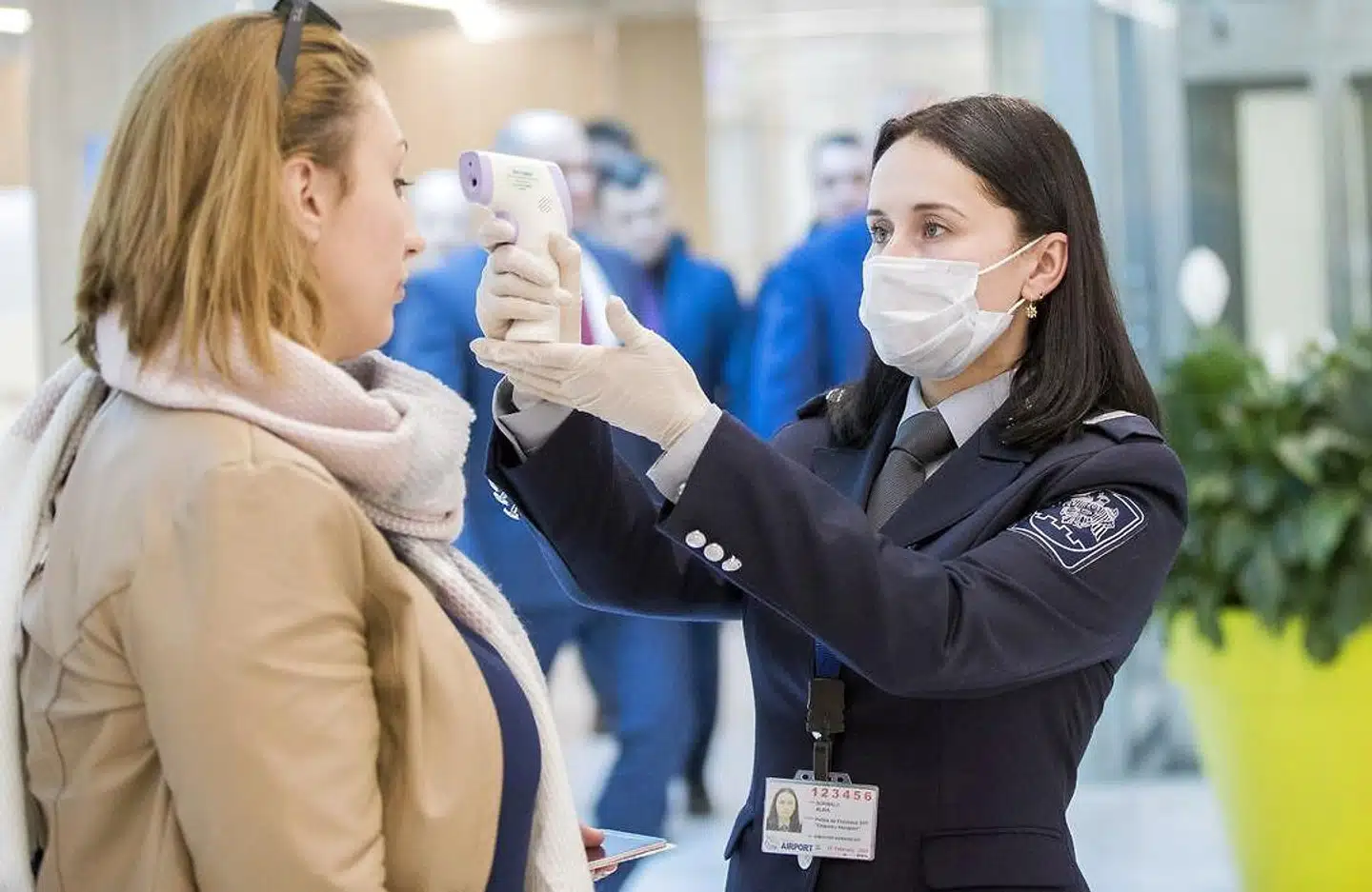 Sygdom løber til, men kryber fra, som Grundtvig vistnok sagde; nem at få, svær at komme af med. Det er derfor forståeligt, at coronavirussen skaber nervøsitet og bekymring. Foto: Dumitru Doru / EPA