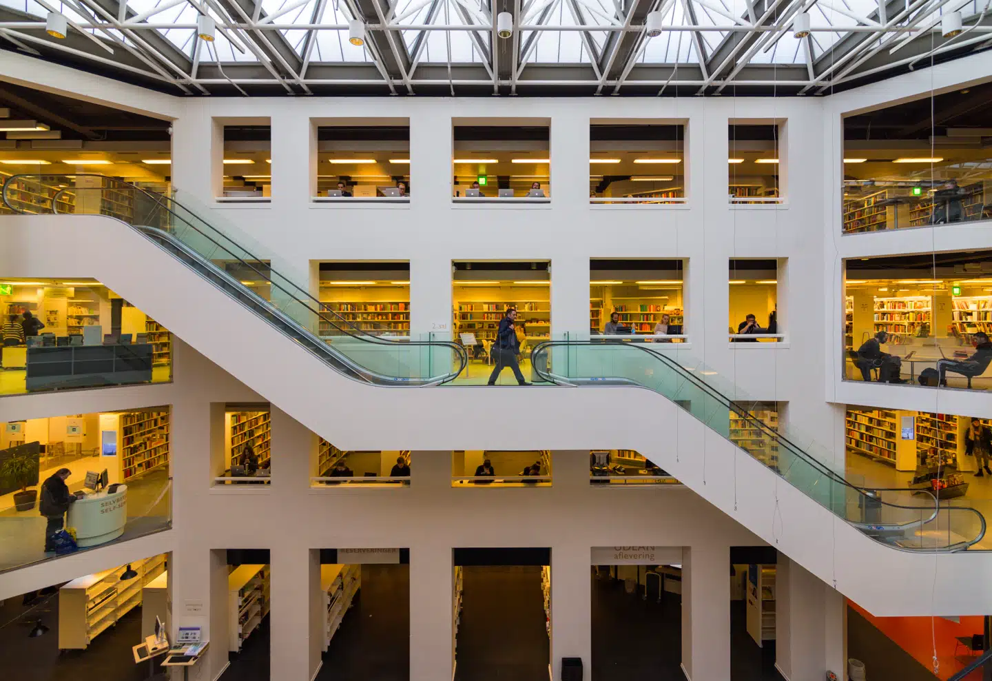 Er biblioteket en varmestue eller et tempel for oplysning? Rulletrappe i Hovedbibliotekets panoptikon. Foto: Scanpix